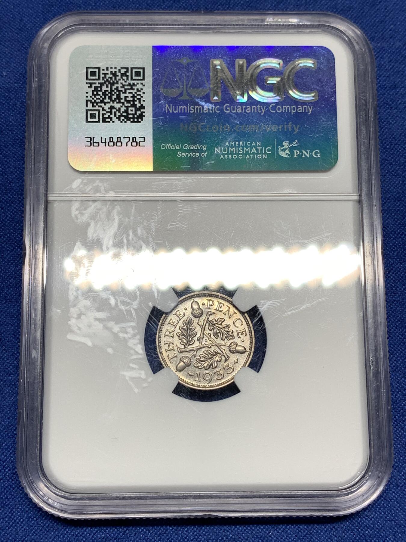 《竞宝斋》第447场 周日，周一，2场连拍 （全场包邮） NGC MS64 英国1933年3便士银币 品种常见 可是好品难得 亚军分 适合入手 盒子背面有模糊