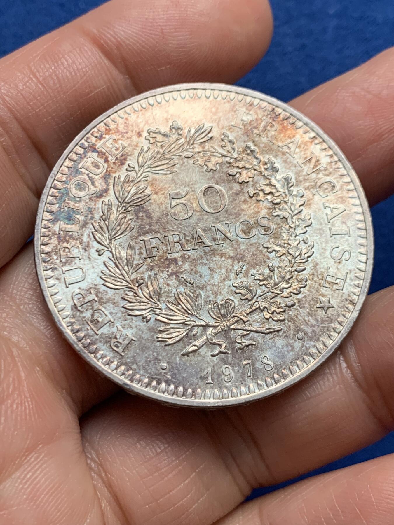 《竞宝斋》第447场 周日，周一，2场连拍 （全场包邮） 法国1978年50法郎大银币 29.9克 900银 状态不错 银光闪闪