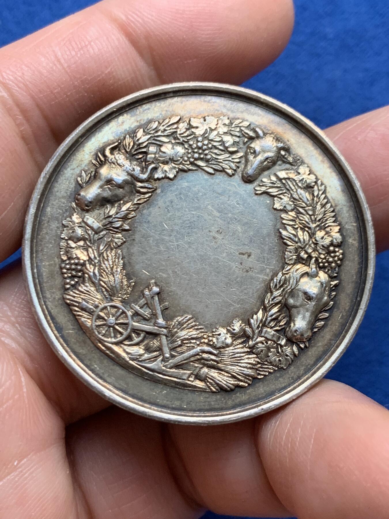 《竞宝斋》第447场 周日，周一，2场连拍 （全场包邮） 法国罗佐农业协会纪念银章，是1888年在塞纳-马恩省库洛米耶地区举办的农业竞赛，丰饶角银标，33.29克，41.9mm，950银。