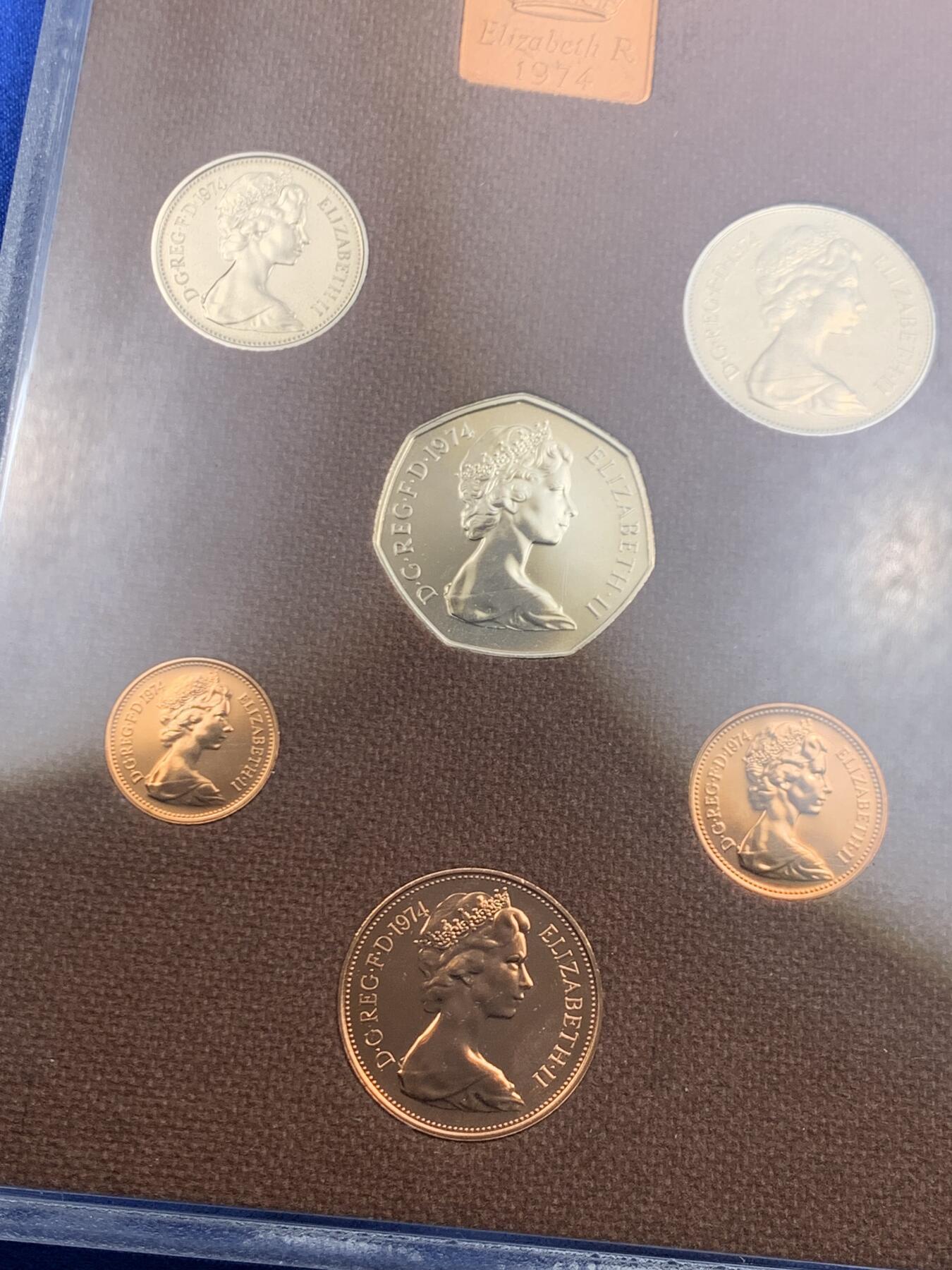 《竞宝斋》第447场 周日，周一，2场连拍 （全场包邮） 英国1974年 精制套币 6枚币和1枚章 保存得很好 细节见图