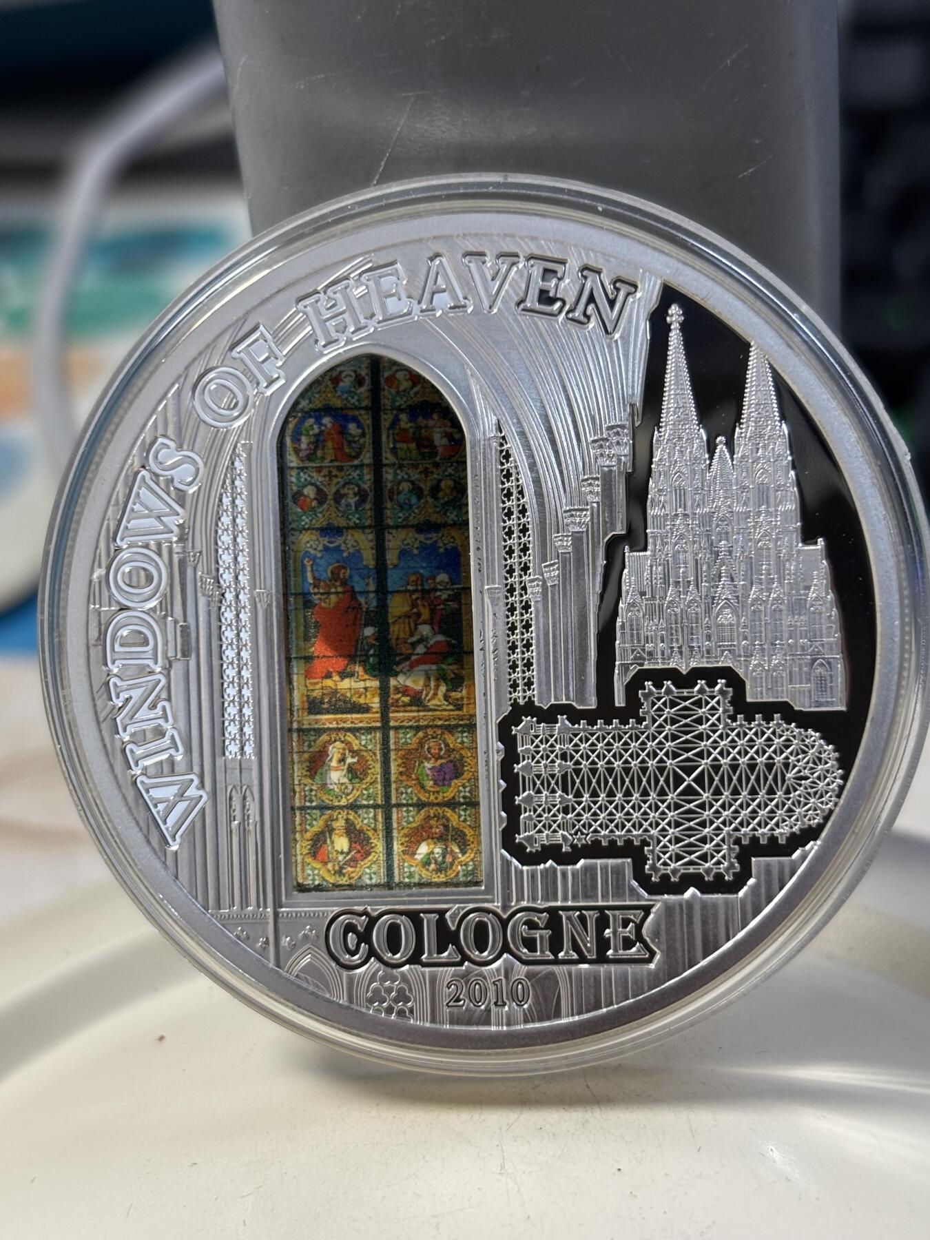 第186期拍卖 库克2010年天堂之窗科隆大教堂镶玻璃纪念银币，999银，50克，发行2000枚，没有外面纸套，有丝痕