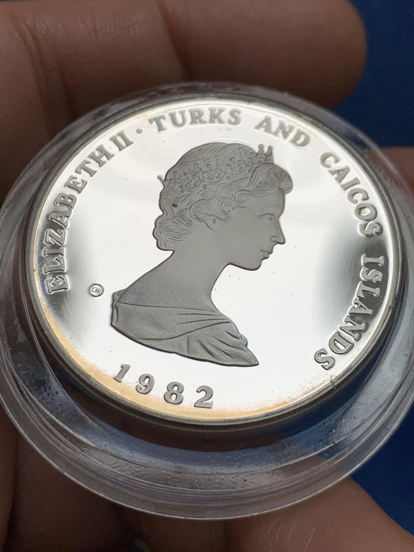 《竞宝斋》第447场 周日，周一，2场连拍 （全场包邮） 特克斯和凯科斯群岛1982年世界杯足球赛10克朗银币 925银 23.28克