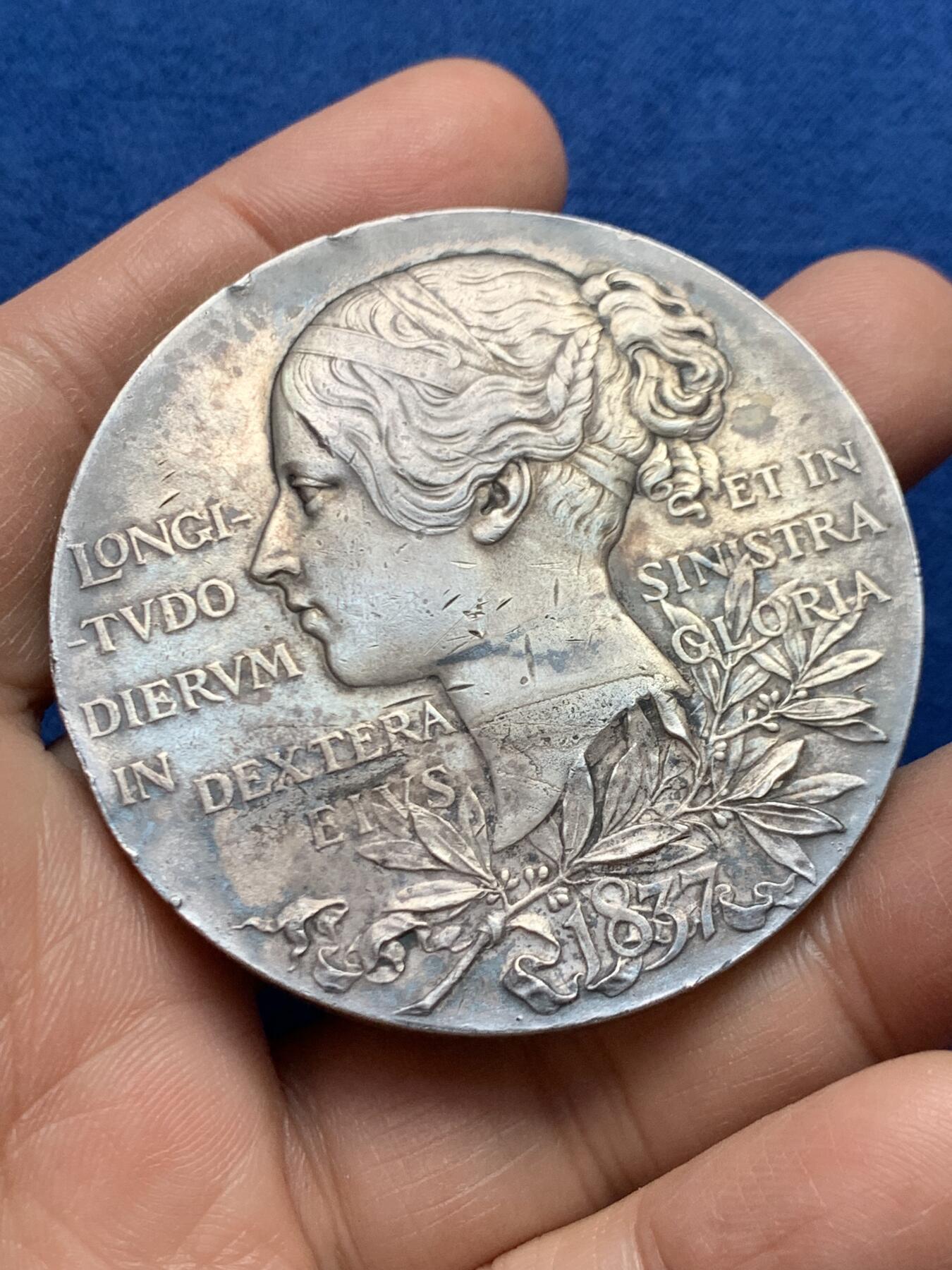 《竞宝斋》第447场 周日，周一，2场连拍 （全场包邮） 英国1897年维多利亚加冕60周年纪念大银章，83.9克，55.2mm