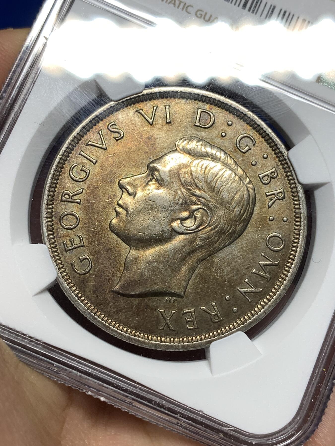 《竞宝斋》第447场 周日，周一，2场连拍 （全场包邮） NGC AU55 英国1937年乔治六世登基1克朗大银币，原味黑彩包浆，比白币更加独特。