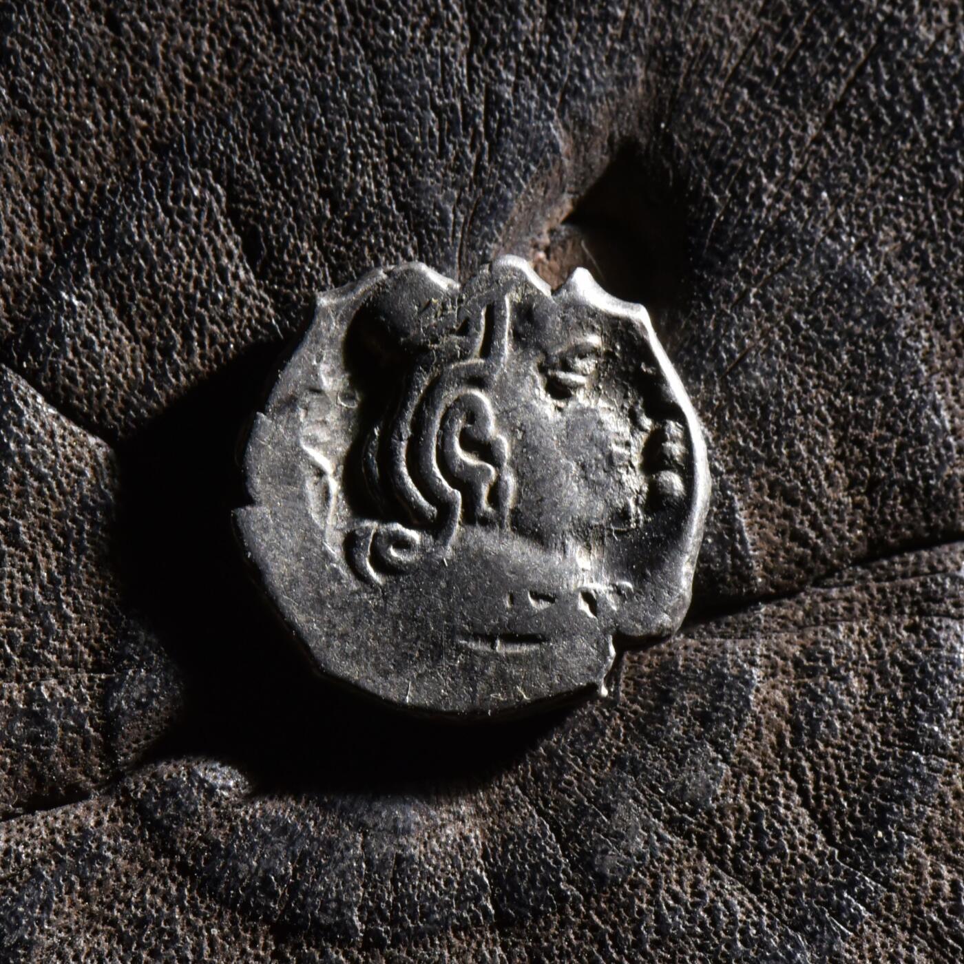 【良泉】【元旦直播场】1月1日晚19.30点开拍！208组西方古代钱币、日本朝鲜花钱 公元3世纪【西郡太守】西萨特拉普王朝，婆罗米文，背三拱佛丘、星月银币，2.38克