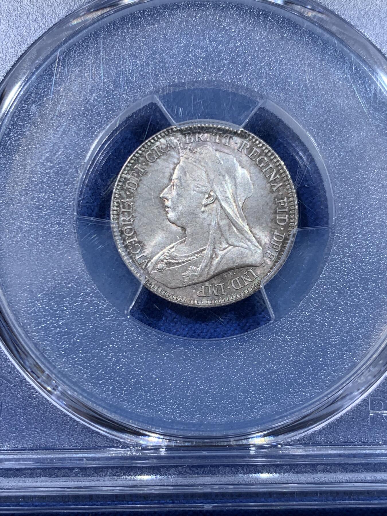 《竞宝斋》第447场 周日，周一，2场连拍 （全场包邮） PCGS MS65 英国1893年维多利亚批纱版6便士银币 双面绿彩包浆 转光犀利 季军分