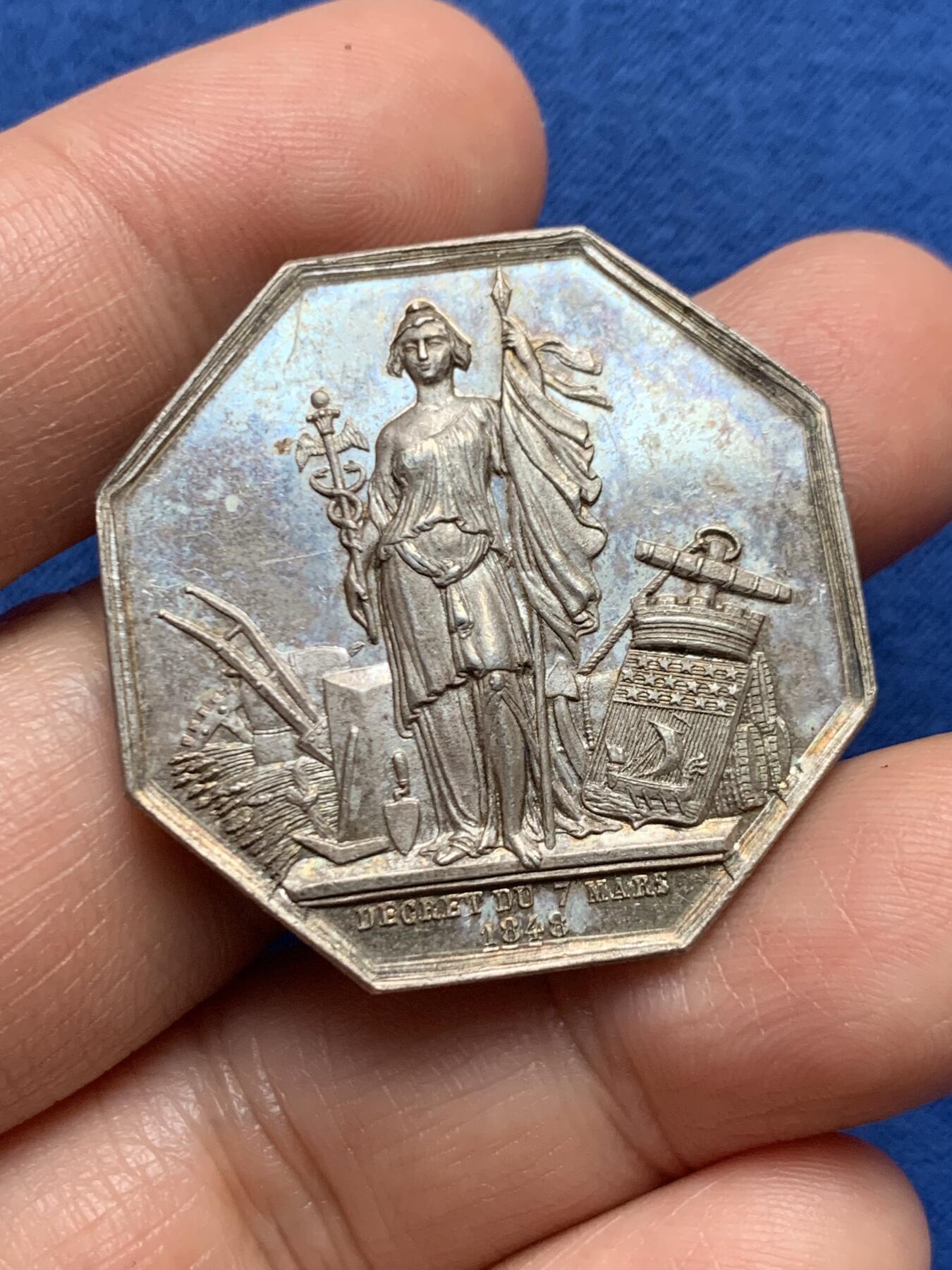 《竞宝斋》第447场 周日，周一，2场连拍 （全场包邮） 法国巴黎贴现银行八角银质代币 34.5mm 18.6克 高点俱在 难得鼻子没有磕碰