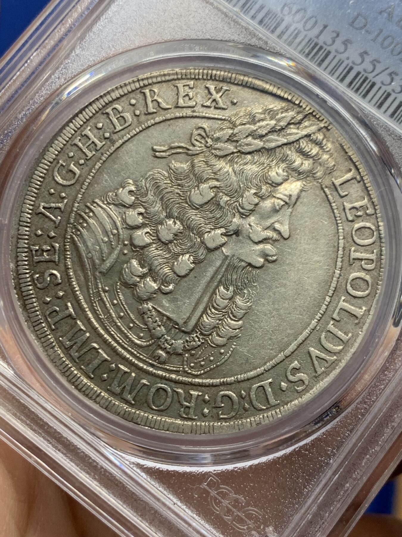 《竞宝斋》第447场 周日，周一，2场连拍 （全场包邮） PCGS AU55 奥地利帝国蒂罗尔州1704/3年骑字版利奥波德一世泰勒大银币 哈尔厂铸造 不多见的品种 大披发地包天造型 值得入手