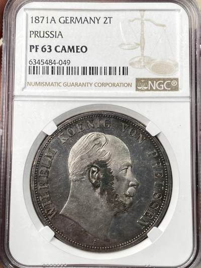 万国钱币拍卖第057期（万国冬季大拍） - NGC PF63CAM 1871年德国普鲁士威廉一世鹰徽大鸟精制2泰勒 铸造于普法胜利年份的普鲁士精制大鸟 同时也是普鲁士2泰勒的关门年份  而1134枚的发行量也是此品种所有年份中最少的存在 当之无愧的大Key 全镜面淡玫瑰彩底板搭配满喷砂的普鲁士鹰徽 在2泰勒这种大规格的币面上无疑是一种视觉享受 NGC唯一亚军分 更高分仅一枚