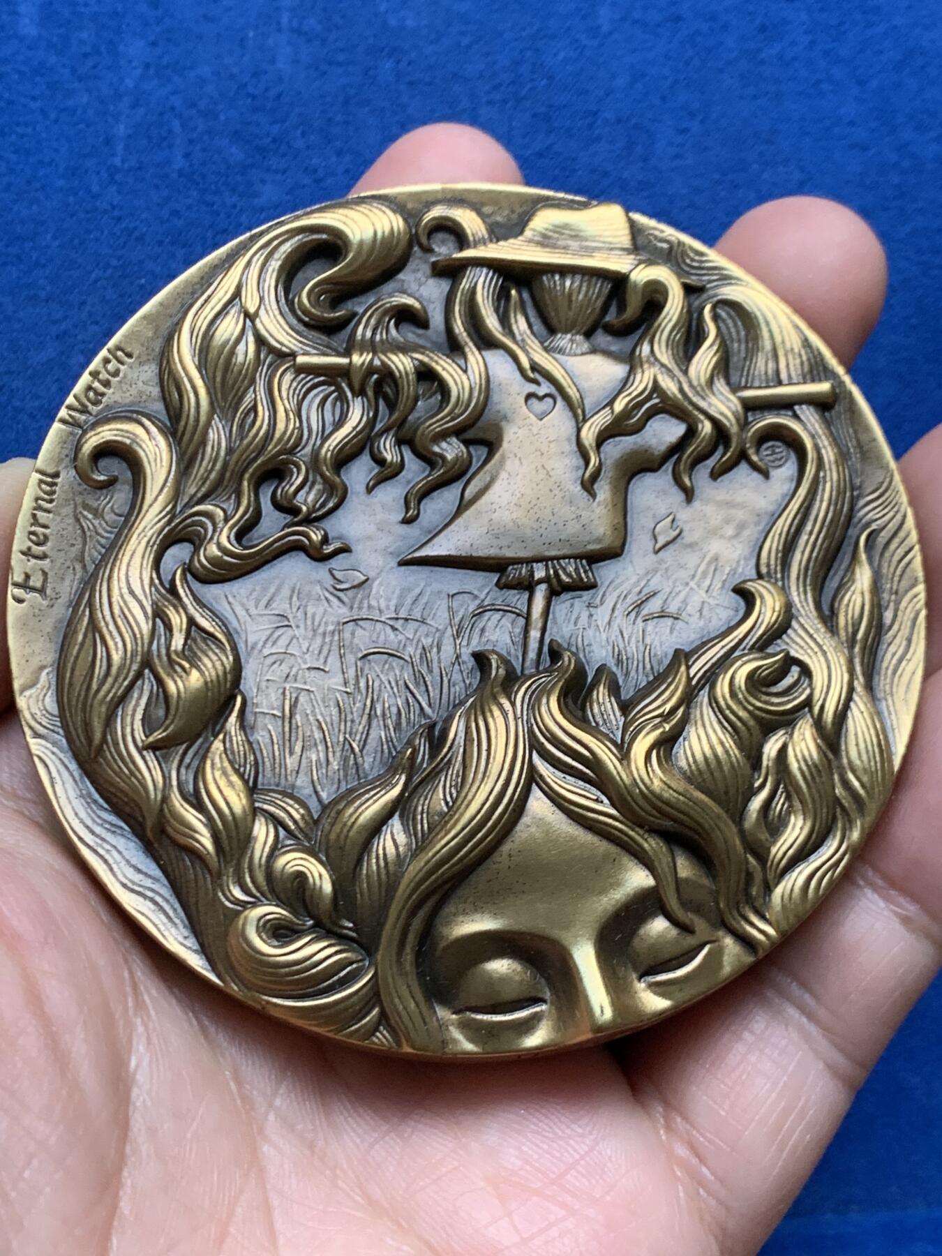 《竞宝斋》第447场 周日，周一，2场连拍 （全场包邮） 上海百拓稻草人之恋大铜章，编号055，总重约333.2克，直径80mm，原盒原证。