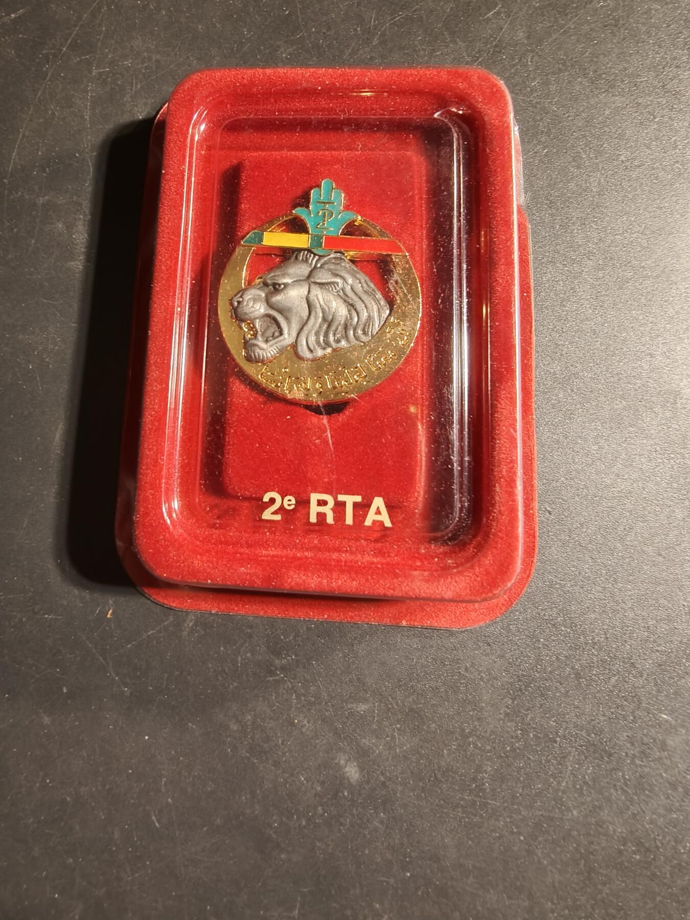 老王徽章第169期 法国陆军第2阿尔及利亚散兵团证章    原盒    第2阿尔及利亚散兵团是法国殖民地时期的一支重要步兵部队，在法国军事史上扮演了重要角色。该团参加了包括第一次世界大战、第二次世界大战和印度支那战争在内的多次重大冲突，并获得了多项荣誉