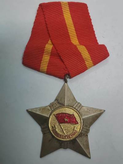 韵星假日拍卖第三十二期 -- Rimey Holidays Auction 32 - 越南民主共和国三级光荣战士勋章 早期白铜软挂版