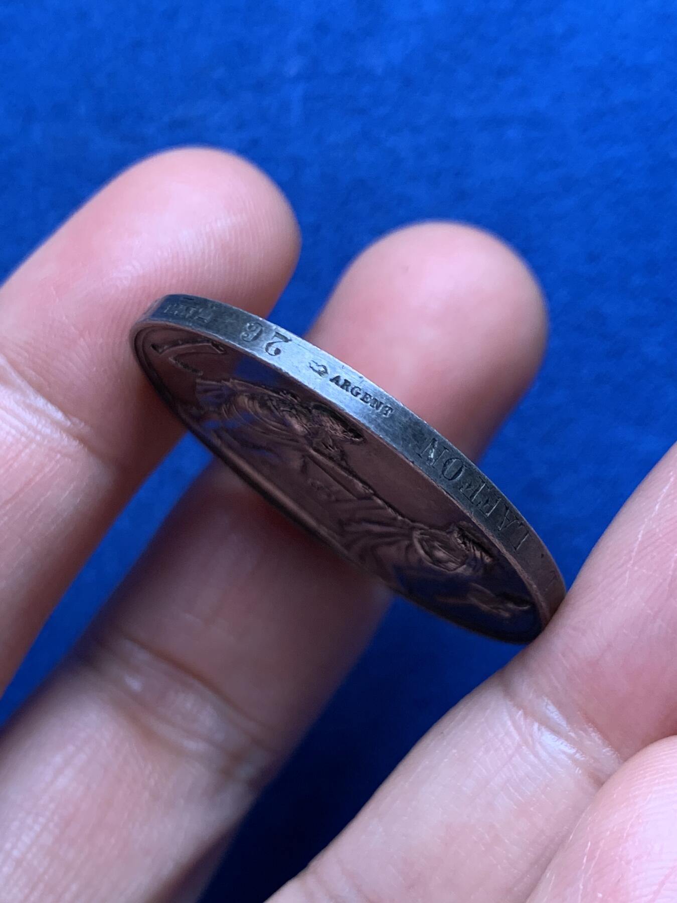 《竞宝斋》第447场 周日，周一，2场连拍 （全场包邮） 法国银质婚章 背面是漂亮的花体字 18克 34mm 1885 丰饶角银标