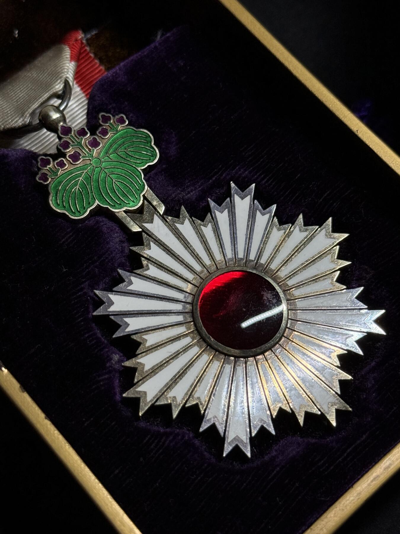 欢庆元旦！戎马世界章牌大赏第109期元旦大拍 勋五等旭日章，非常少见的外事版，明治末至大正早期， 正面六点钟珐琅有小裂纹 背面10点白色珐琅有修补，带双拼勋略