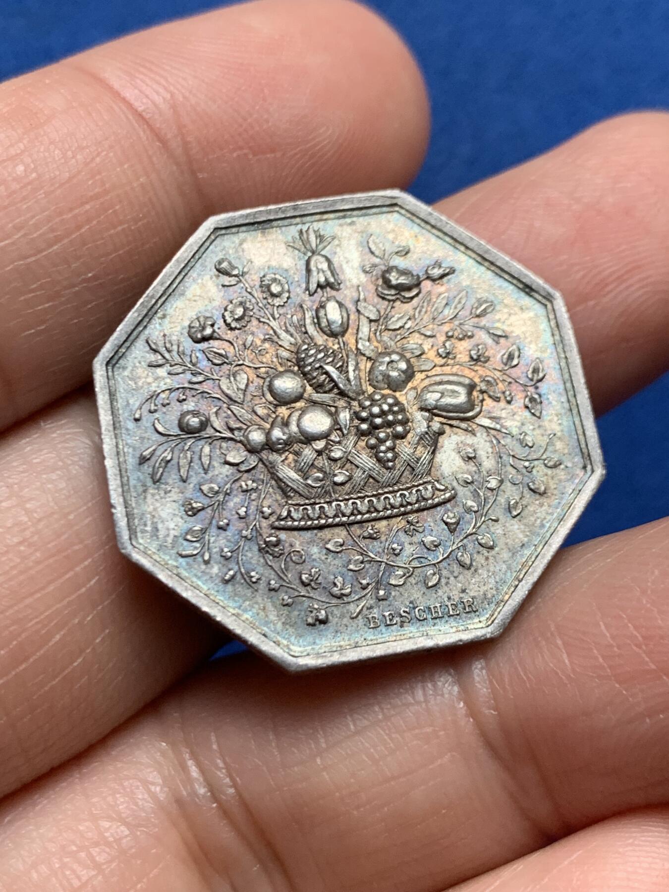 《竞宝斋》第447场 周日，周一，2场连拍 （全场包邮） 法国中央园艺协会八角银质代币 28.6mm 11.36克 蜜蜂银标