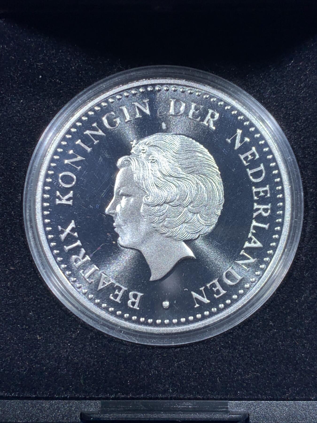 《竞宝斋》第447场 周日，周一，2场连拍 （全场包邮） 荷属安的列斯1997年25盾精制银币 25克925银 原盒