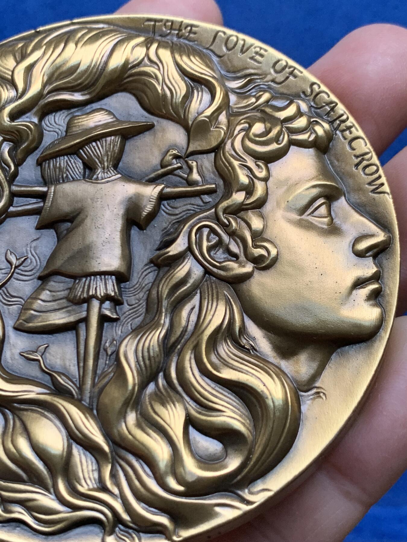 《竞宝斋》第447场 周日，周一，2场连拍 （全场包邮） 上海百拓稻草人之恋大铜章，编号055，总重约333.2克，直径80mm，原盒原证。