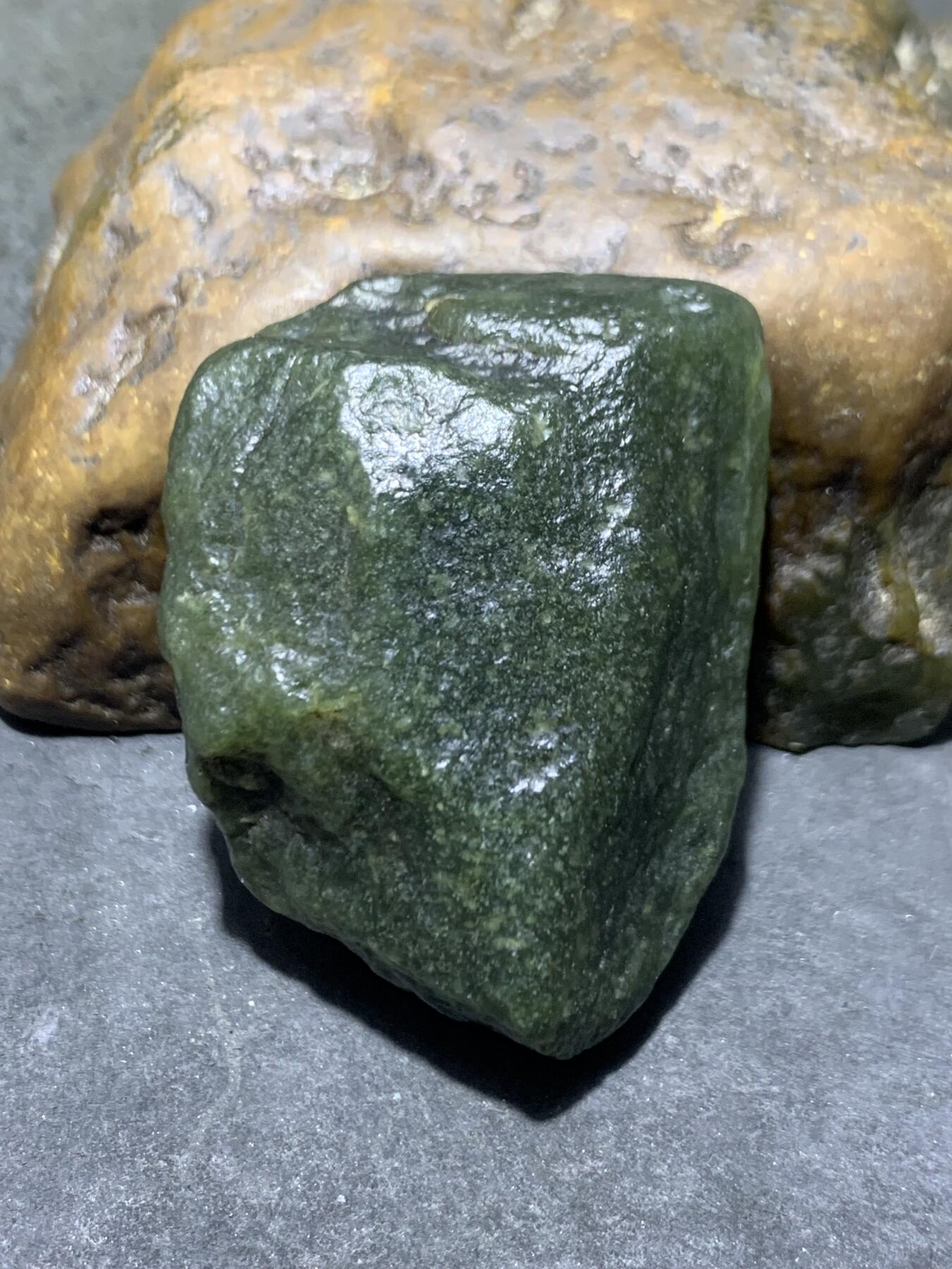 新疆戈壁风化纹和田玉青玉原石一颗