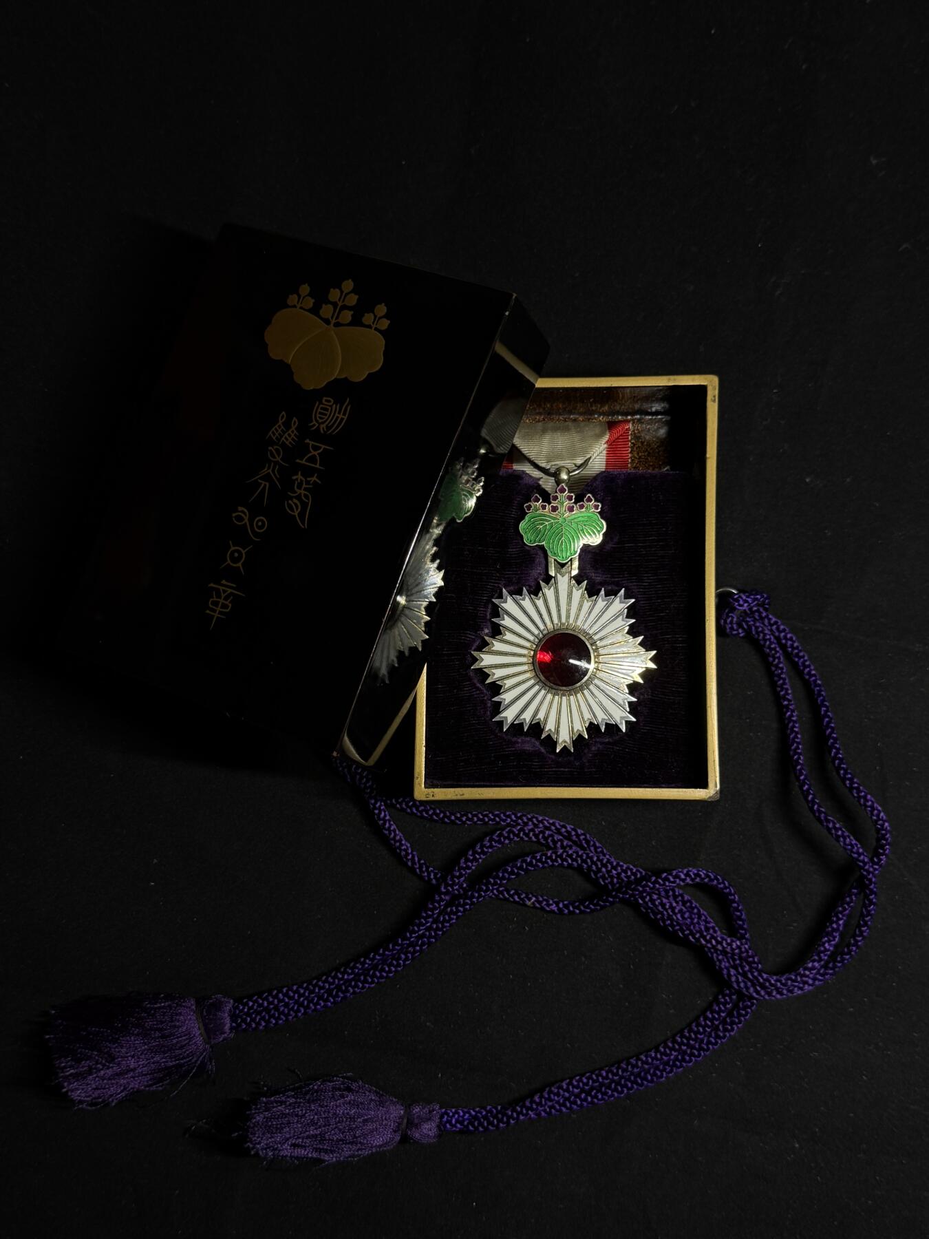 欢庆元旦！戎马世界章牌大赏第109期元旦大拍 勋五等旭日章，非常少见的外事版，明治末至大正早期， 正面六点钟珐琅有小裂纹 背面10点白色珐琅有修补，带双拼勋略