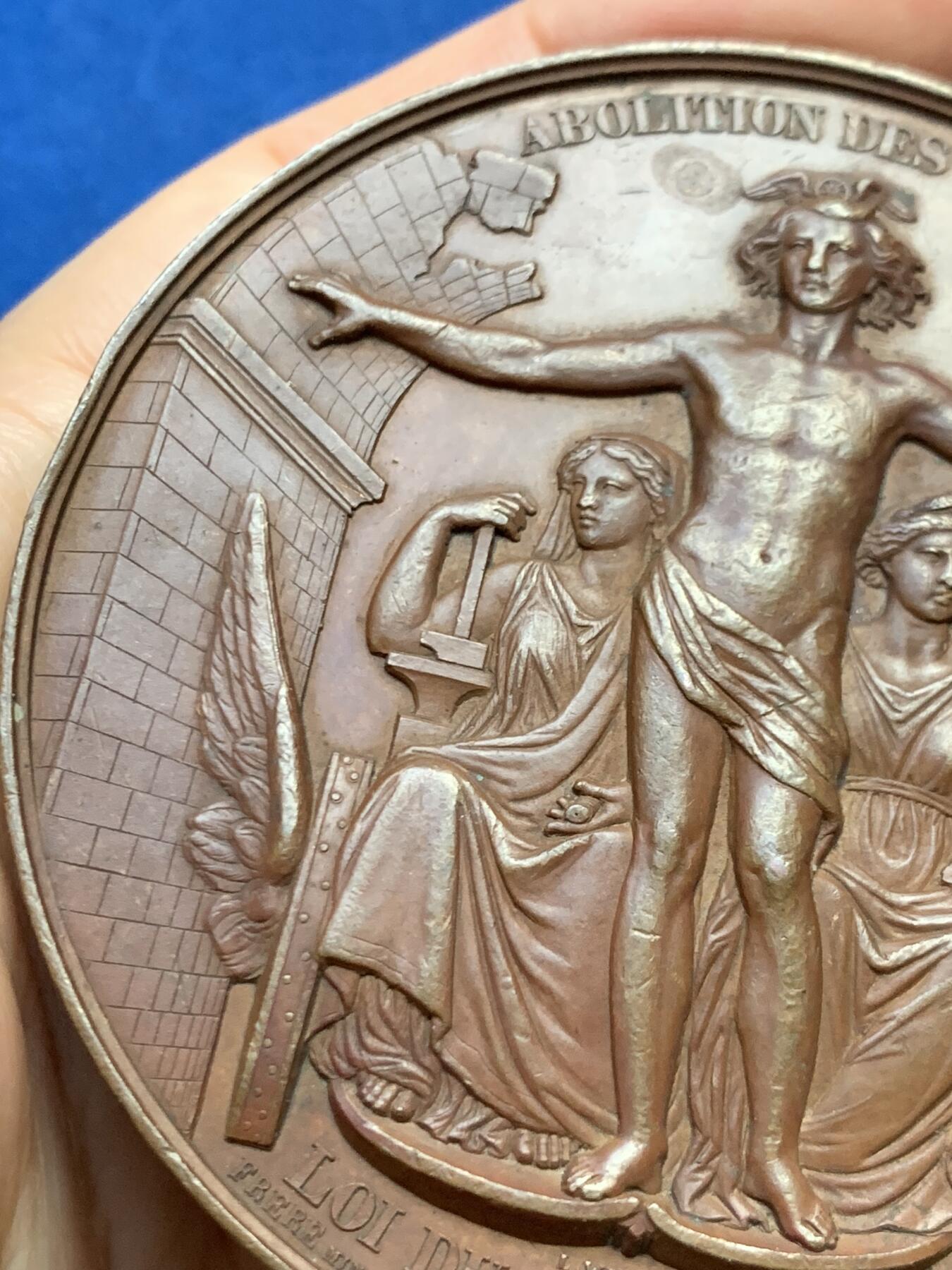 《竞宝斋》第447场 周日，周一，2场连拍 （全场包邮） 比利时1860年废除地方税纪念大铜章，这是一项重要的法律，旨在取消地方性的商品流通税，促进国内贸易自由化。正面利奥波德一世头像，184克，74.5mm。超大规格，手感厚实，自然原味，巧克力包浆，细节见图。