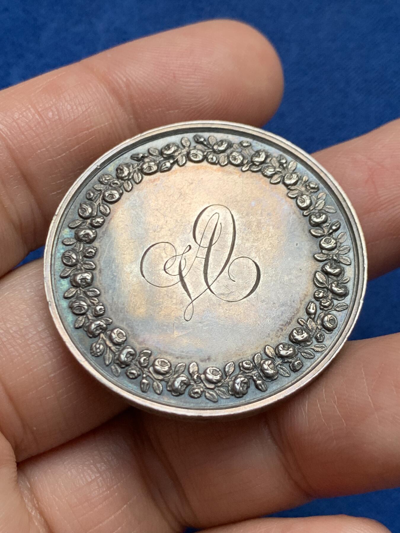 《竞宝斋》第447场 周日，周一，2场连拍 （全场包邮） 法国结婚纪念银章 22.25克 36.4mm 1854 手指银标 背面花体字好看