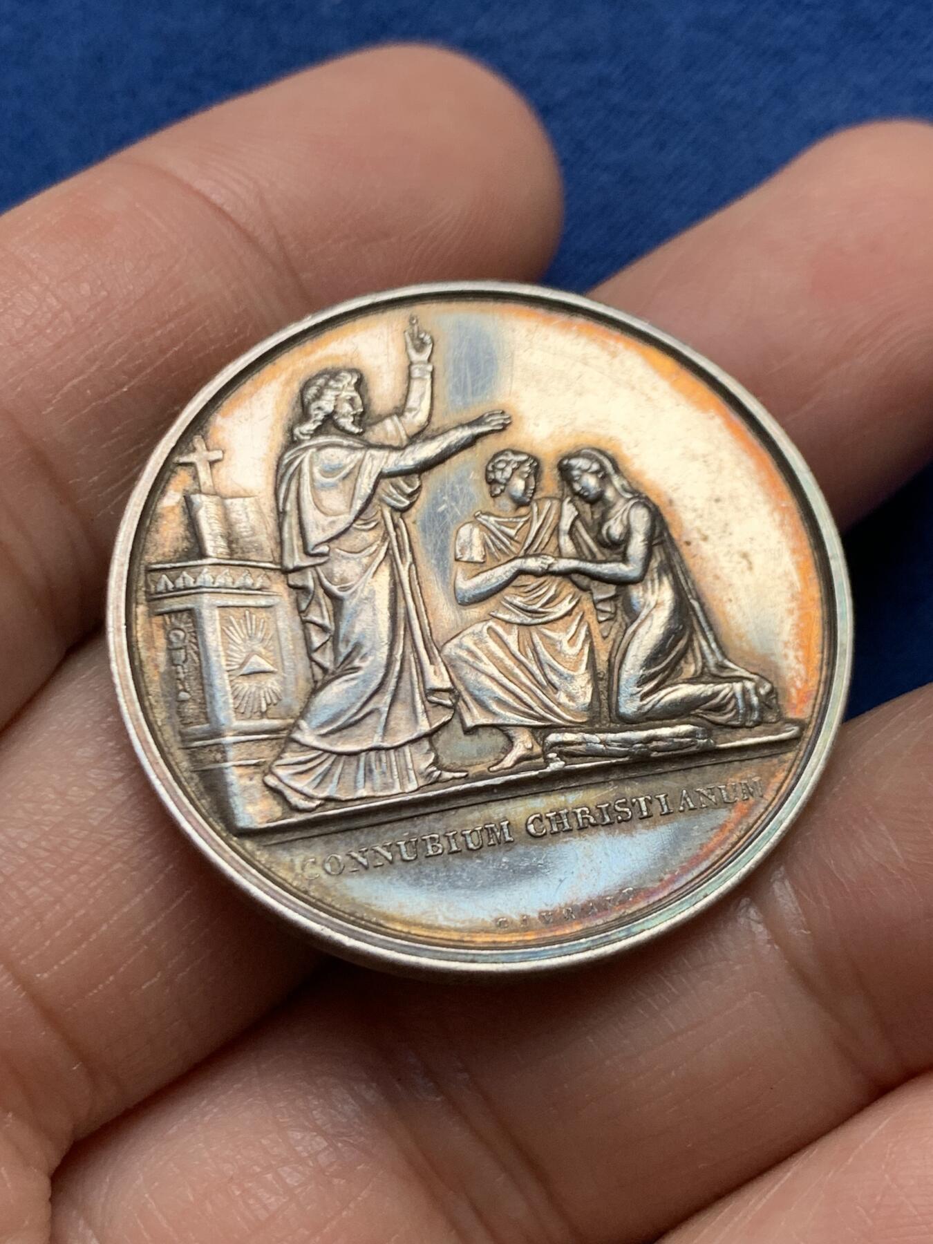 《竞宝斋》第447场 周日，周一，2场连拍 （全场包邮） 法国银质婚章 15.5克 33.3mm 蜜蜂银标边铭 背面无刻字