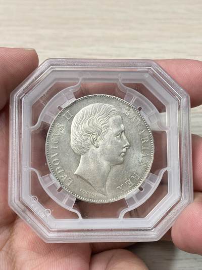 万国钱币拍卖第057期（万国冬季大拍） - GENI MS62 1870年德国巴伐利亚路一圣母抱婴流通1泰勒 法国八角盒子非常有特色 原味转光轻微类镜面喷砂质感