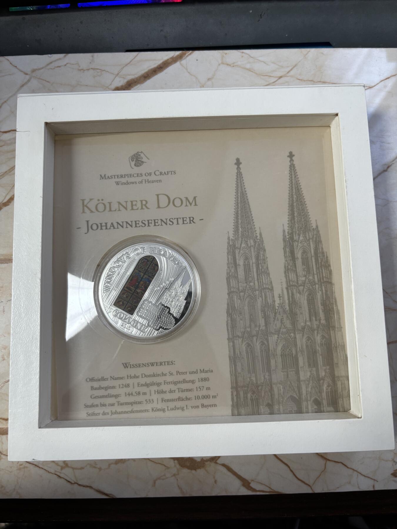 第186期拍卖 库克2010年天堂之窗科隆大教堂镶玻璃纪念银币，999银，50克，发行2000枚，没有外面纸套，有丝痕
