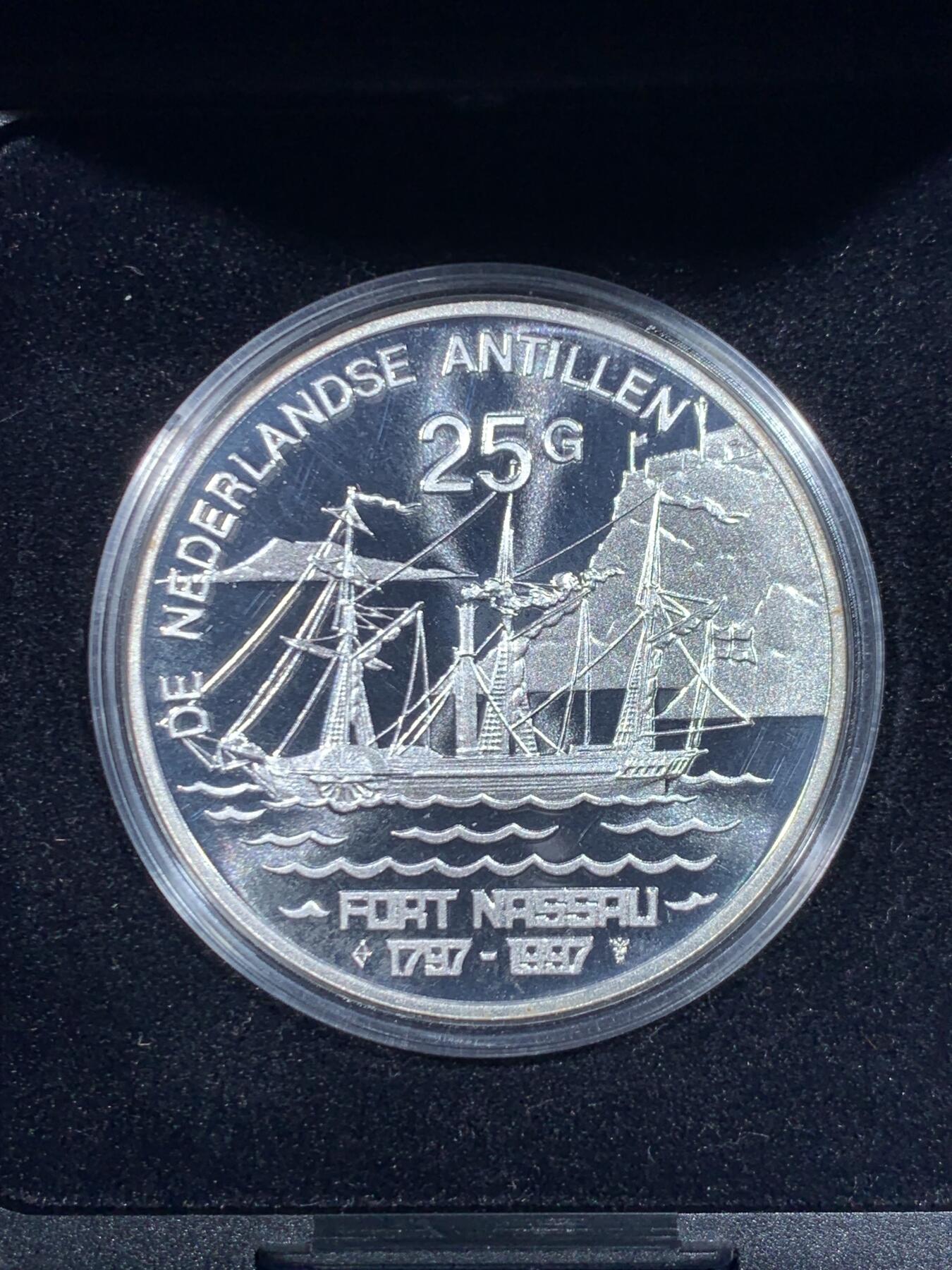 《竞宝斋》第447场 周日，周一，2场连拍 （全场包邮） 荷属安的列斯1997年25盾精制银币 25克925银 原盒