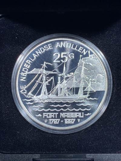 《竞宝斋》第447场 周日，周一，2场连拍 （全场包邮） - 荷属安的列斯1997年25盾精制银币 25克925银 原盒