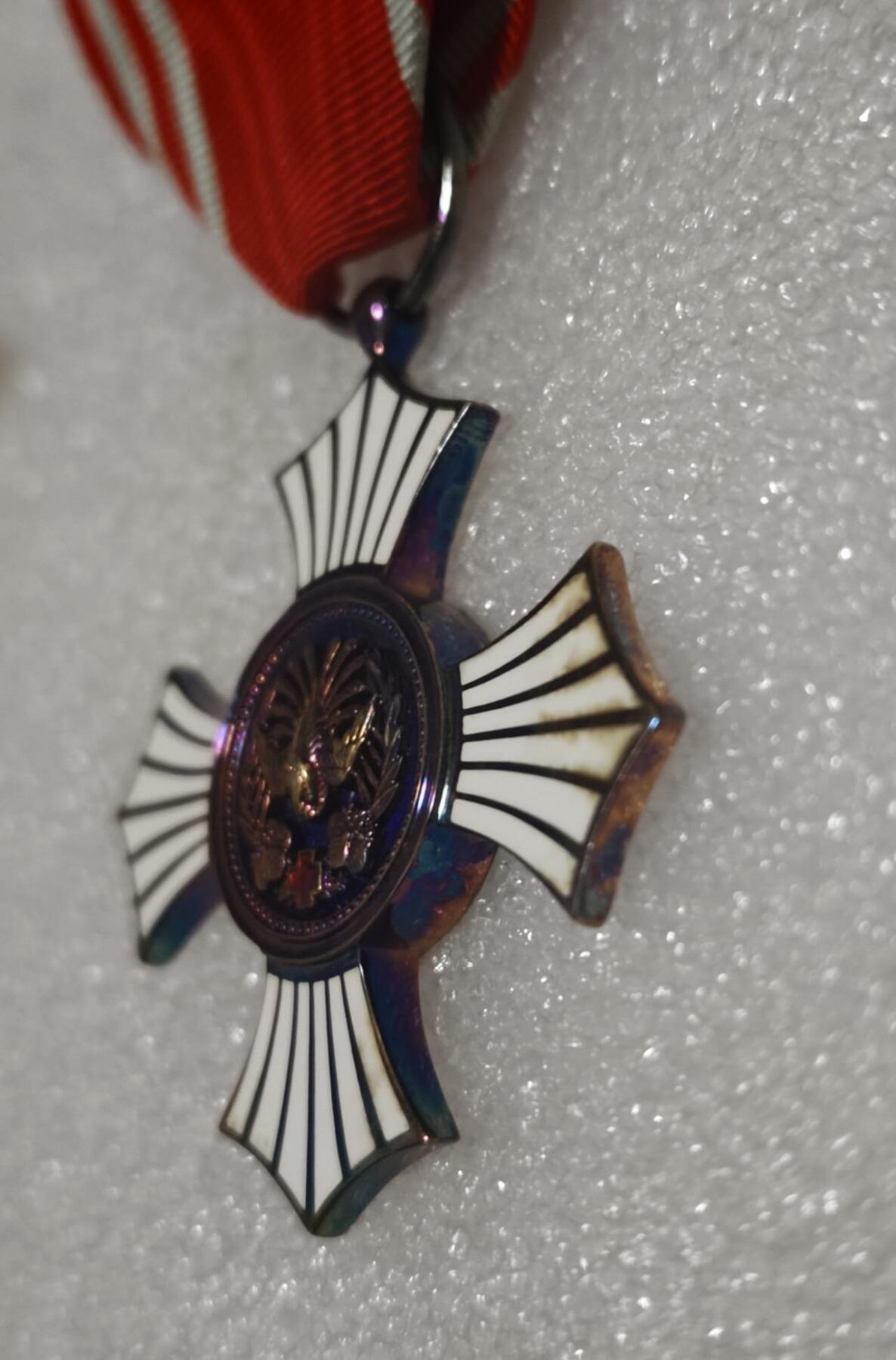 瓶子🏺第220期拍卖会  1949年昭和时期日本金色银质有功奖章  原盒原挂  37.25克  按925银算银价都快500RMB了