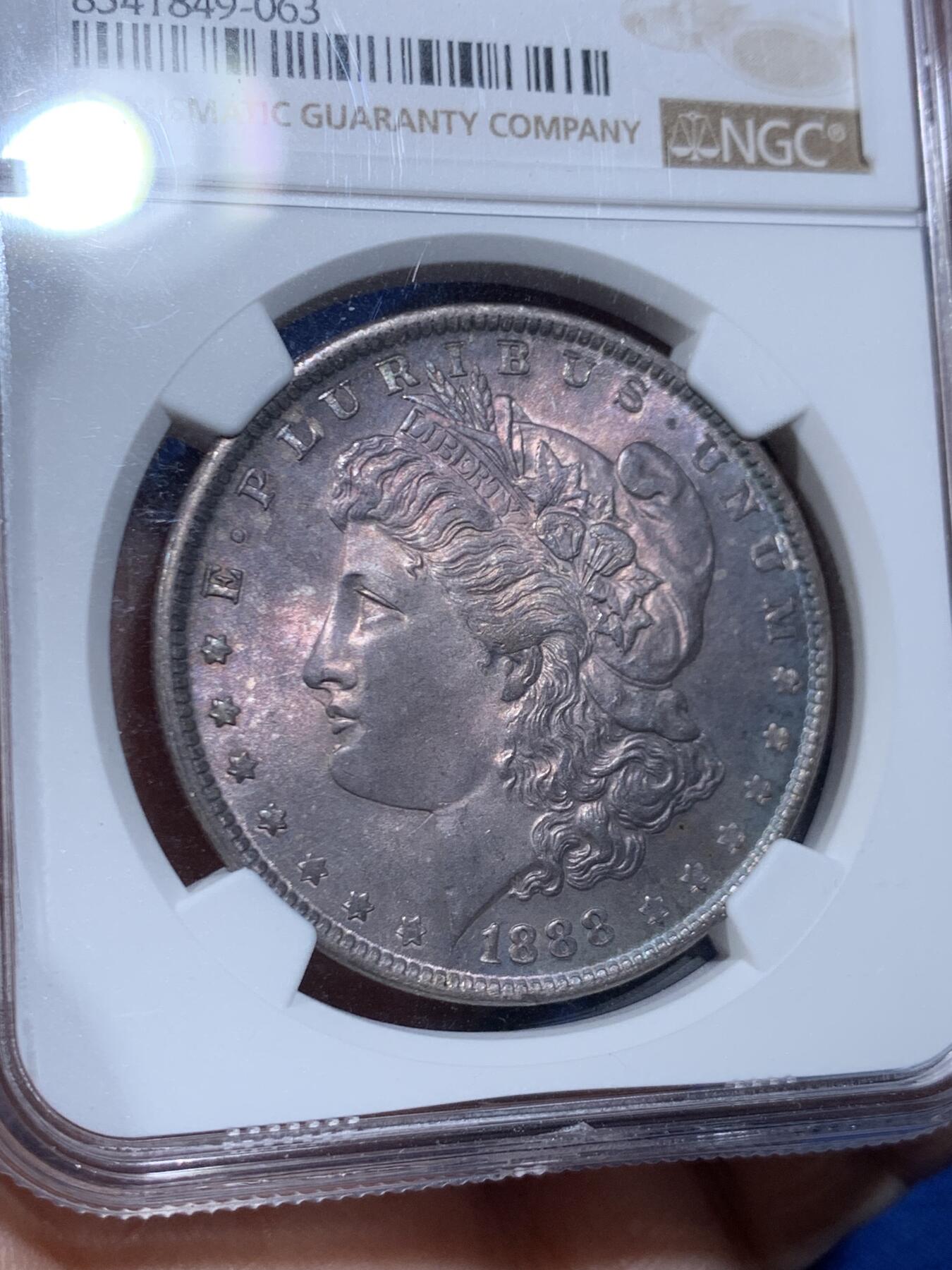 《竞宝斋》第447场 周日，周一，2场连拍 （全场包邮） NGC MS64 美国1888年摩根一美元银币 正面全紫光，背面原光