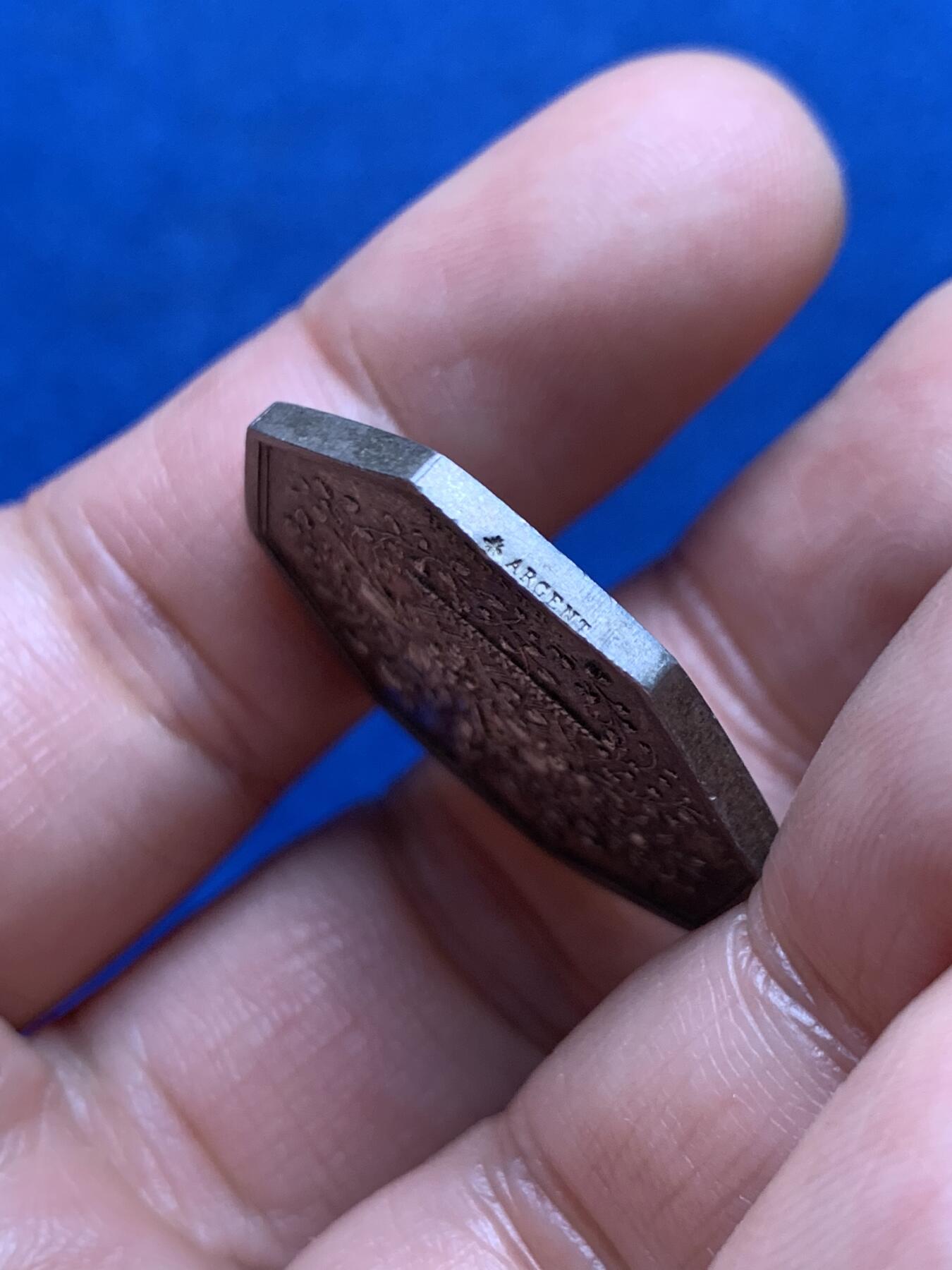 《竞宝斋》第447场 周日，周一，2场连拍 （全场包邮） 法国中央园艺协会八角银质代币 28.6mm 11.36克 蜜蜂银标