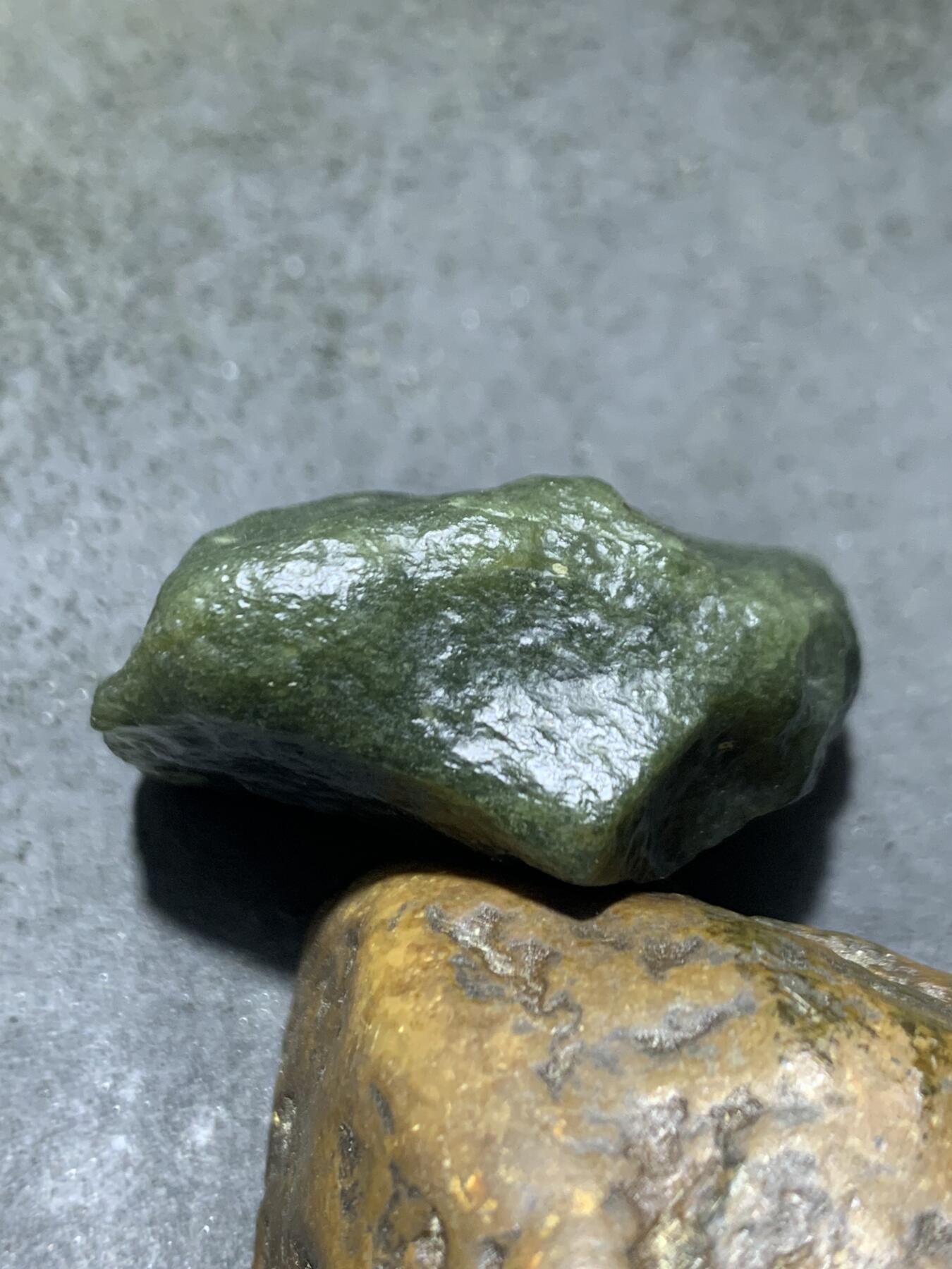 新疆戈壁风化纹和田玉青玉原石一颗