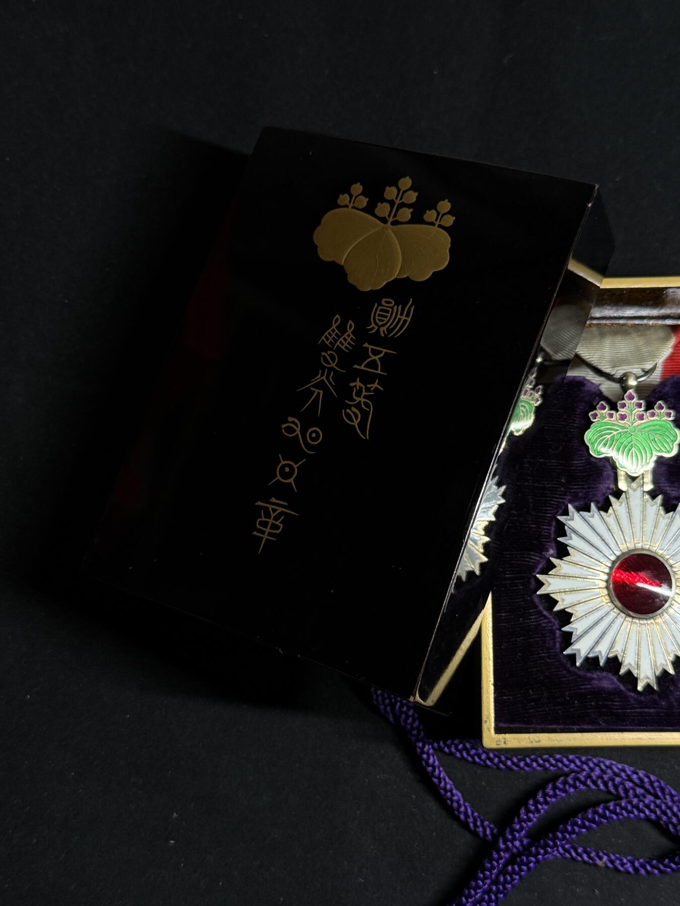 欢庆元旦！戎马世界章牌大赏第109期元旦大拍 勋五等旭日章，非常少见的外事版，明治末至大正早期， 正面六点钟珐琅有小裂纹 背面10点白色珐琅有修补，带双拼勋略