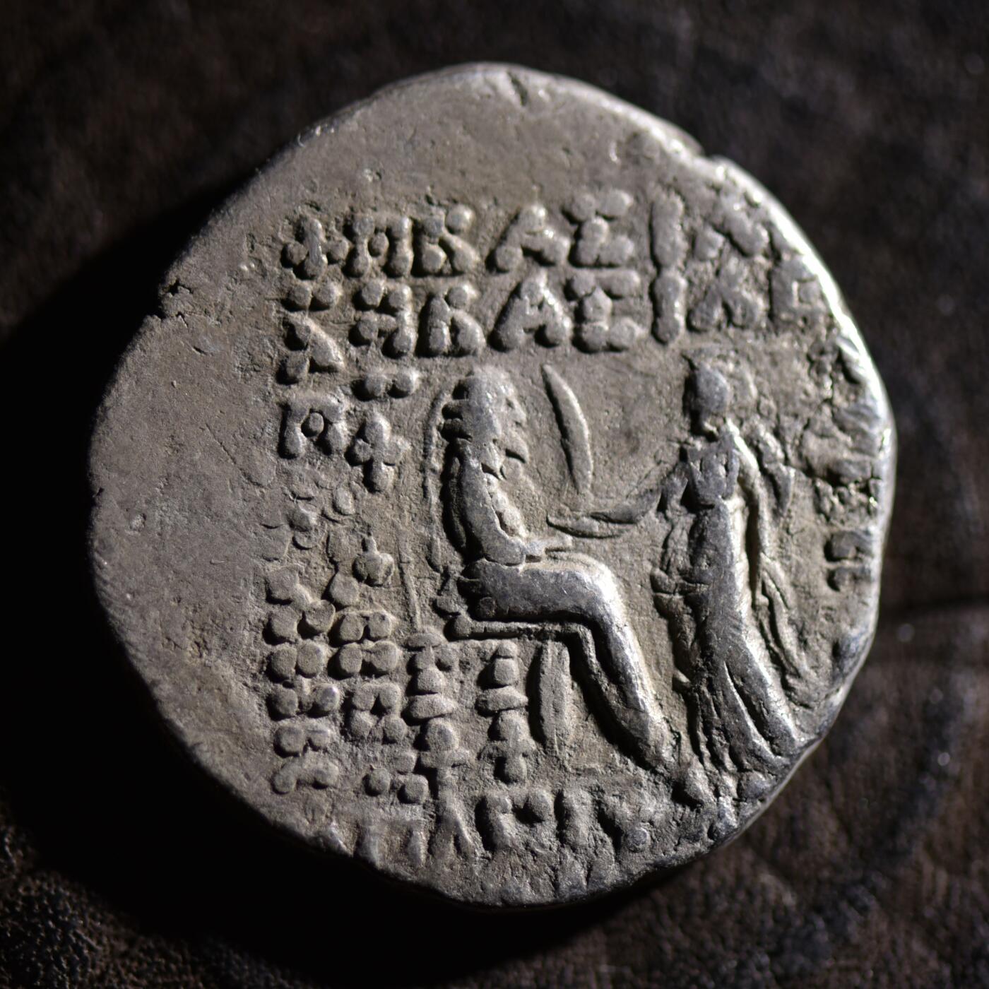 【良泉】【元旦直播场】1月1日晚19.30点开拍！208组西方古代钱币、日本朝鲜花钱 【极美品】公元公元前38年－公元前2年【帕提亚帝国】弗拉特斯四世提喀女神授棕榈枝版，四德拉克马银币，8.94克