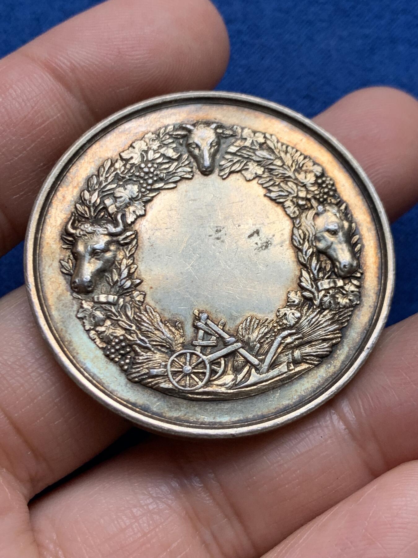 《竞宝斋》第447场 周日，周一，2场连拍 （全场包邮） 法国罗佐农业协会纪念银章，是1888年在塞纳-马恩省库洛米耶地区举办的农业竞赛，丰饶角银标，33.29克，41.9mm，950银。