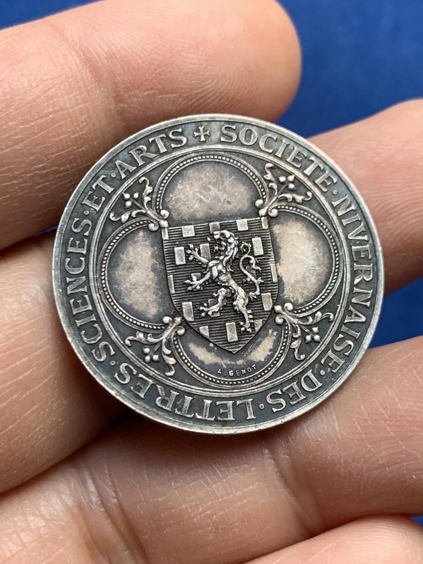 《竞宝斋》第447场 周日，周一，2场连拍 （全场包邮） 法国涅夫勒文学艺术科学协会纪念银章 10.55克 29.6mm 丰饶角银标 1851年成立 稀有