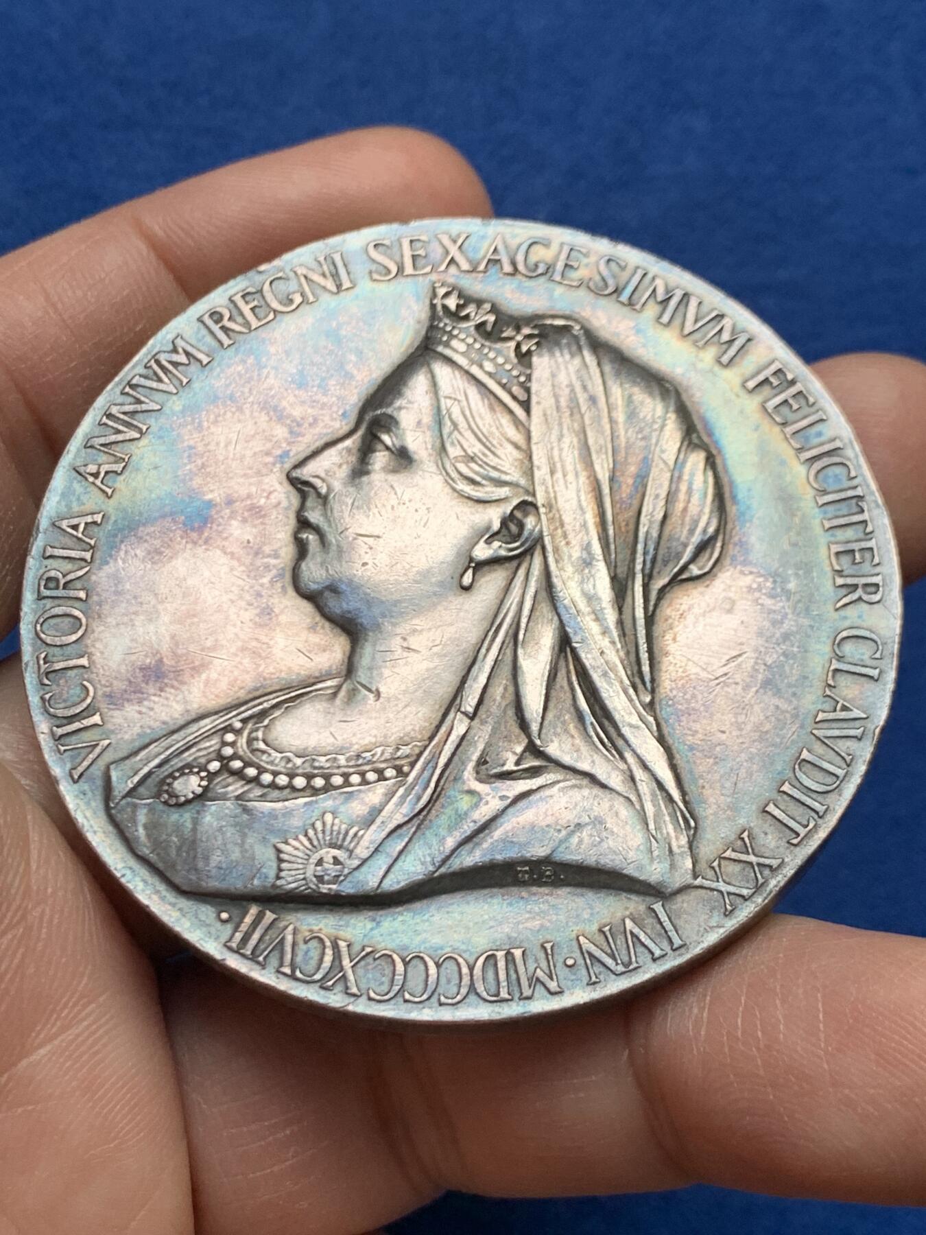 《竞宝斋》第447场 周日，周一，2场连拍 （全场包邮） 英国1897年维多利亚加冕60周年纪念大银章，83.9克，55.2mm