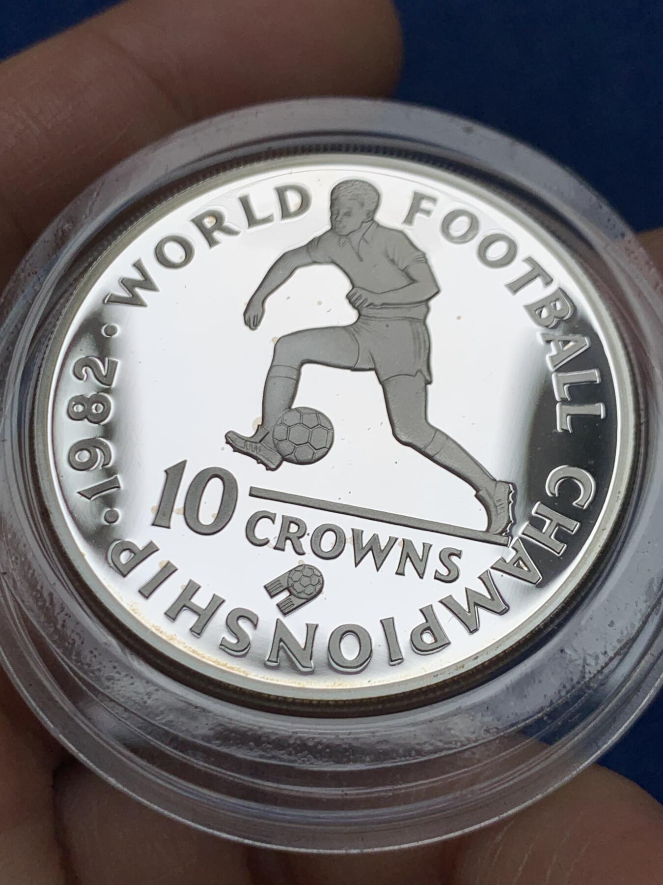 《竞宝斋》第447场 周日，周一，2场连拍 （全场包邮） 特克斯和凯科斯群岛1982年世界杯足球赛10克朗银币 925银 23.28克