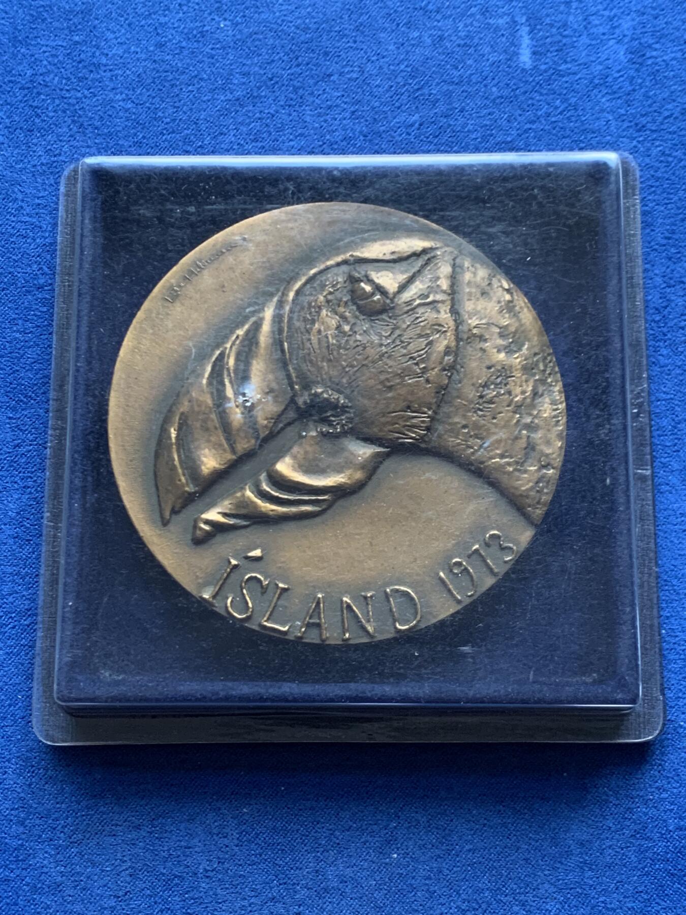 《竞宝斋》第447场 周日，周一，2场连拍 （全场包邮） 冰岛 1973年 纪念铜章 韦斯特曼纳半岛火山喷发纪念 244.2g 69.8mm 边铭刻字 细节见图