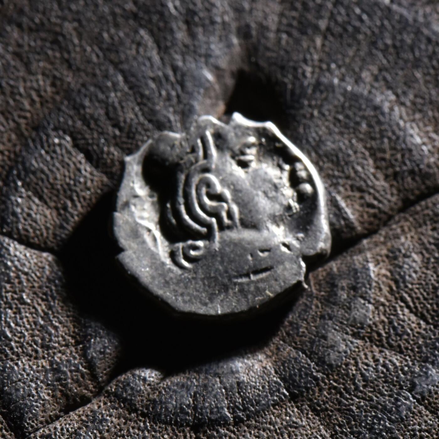 【良泉】【元旦直播场】1月1日晚19.30点开拍！208组西方古代钱币、日本朝鲜花钱 公元3世纪【西郡太守】西萨特拉普王朝，婆罗米文，背三拱佛丘、星月银币，2.38克