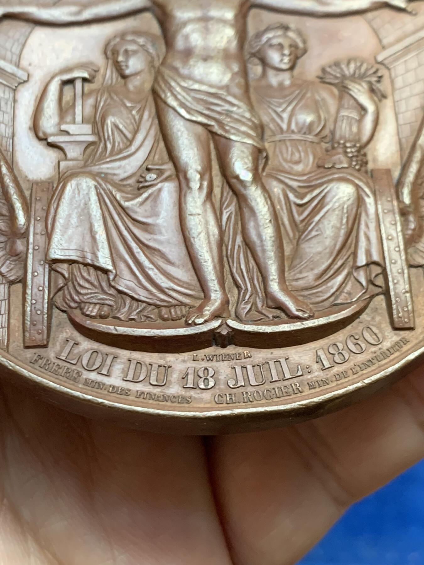 《竞宝斋》第447场 周日，周一，2场连拍 （全场包邮） 比利时1860年废除地方税纪念大铜章，这是一项重要的法律，旨在取消地方性的商品流通税，促进国内贸易自由化。正面利奥波德一世头像，184克，74.5mm。超大规格，手感厚实，自然原味，巧克力包浆，细节见图。