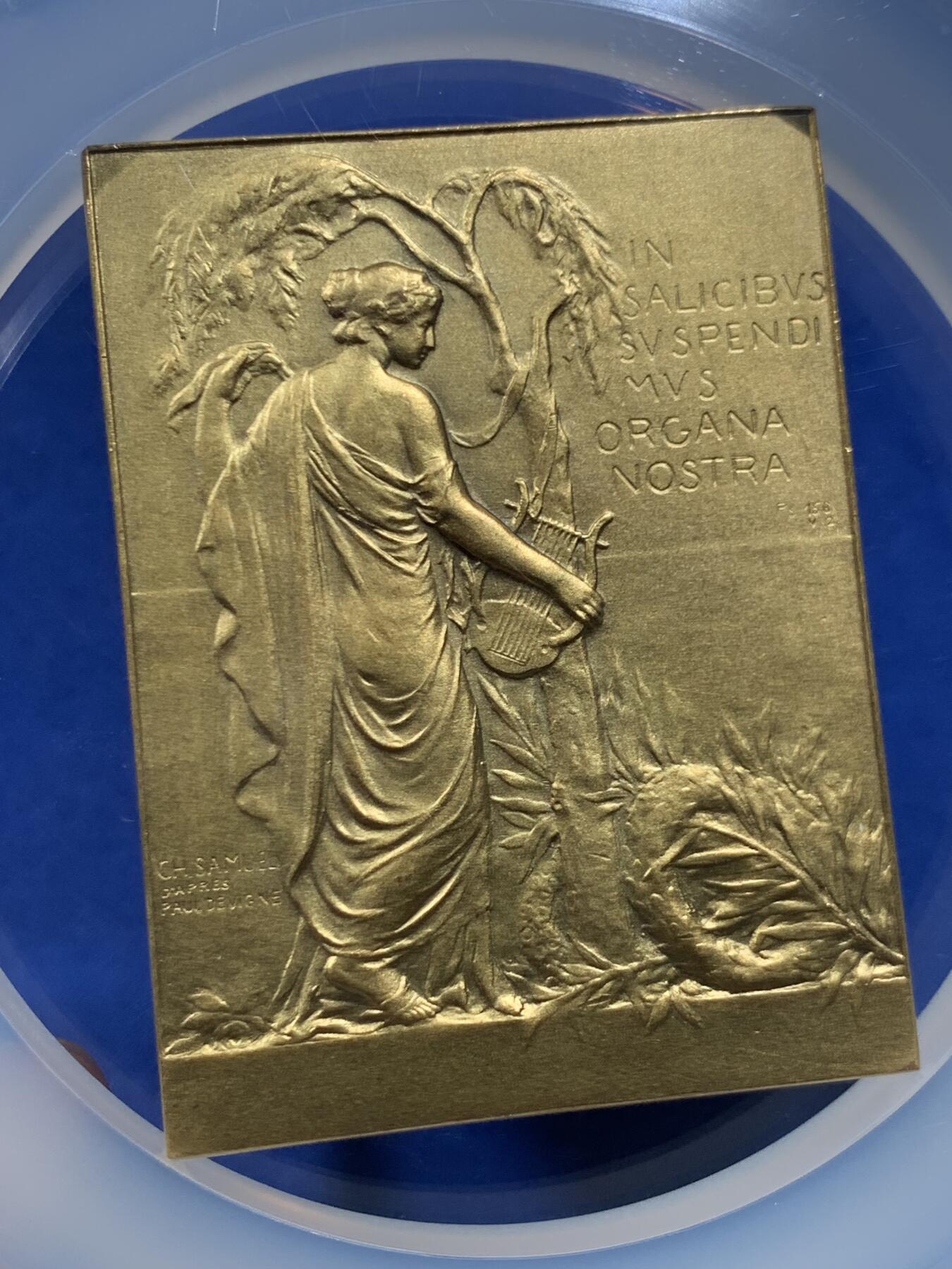 《竞宝斋》第447场 周日，周一，2场连拍 （全场包邮） NGC MS65  超高分 比利时 1908 新艺术镀金大铜章 音乐家奥古斯特·赫法尔特 加大加厚盒。大师SAMUEL作品，百年古董原版，此章发行量稀少，实物精美。加大加厚盒