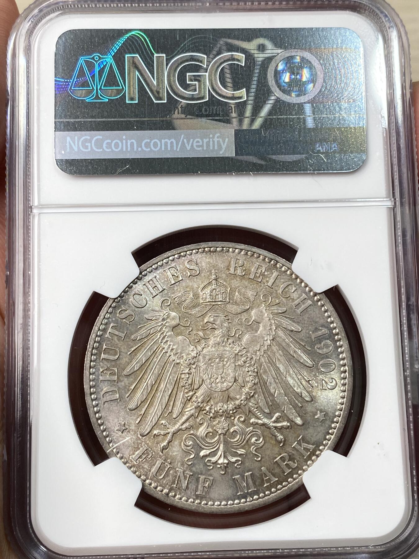 万国钱币拍卖第057期（万国冬季大拍） NGC MS65 1902年德国萨克森阿尔伯特逝世纪念长翅5马克 欧陆五彩丝绸转光