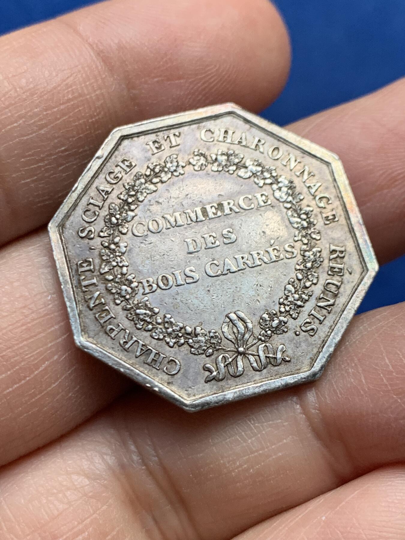 《竞宝斋》第447场 周日，周一，2场连拍 （全场包邮） 法国1818年巴黎木材贸易供给银质八角代币（10.5克 29.3mm）早期无边铭