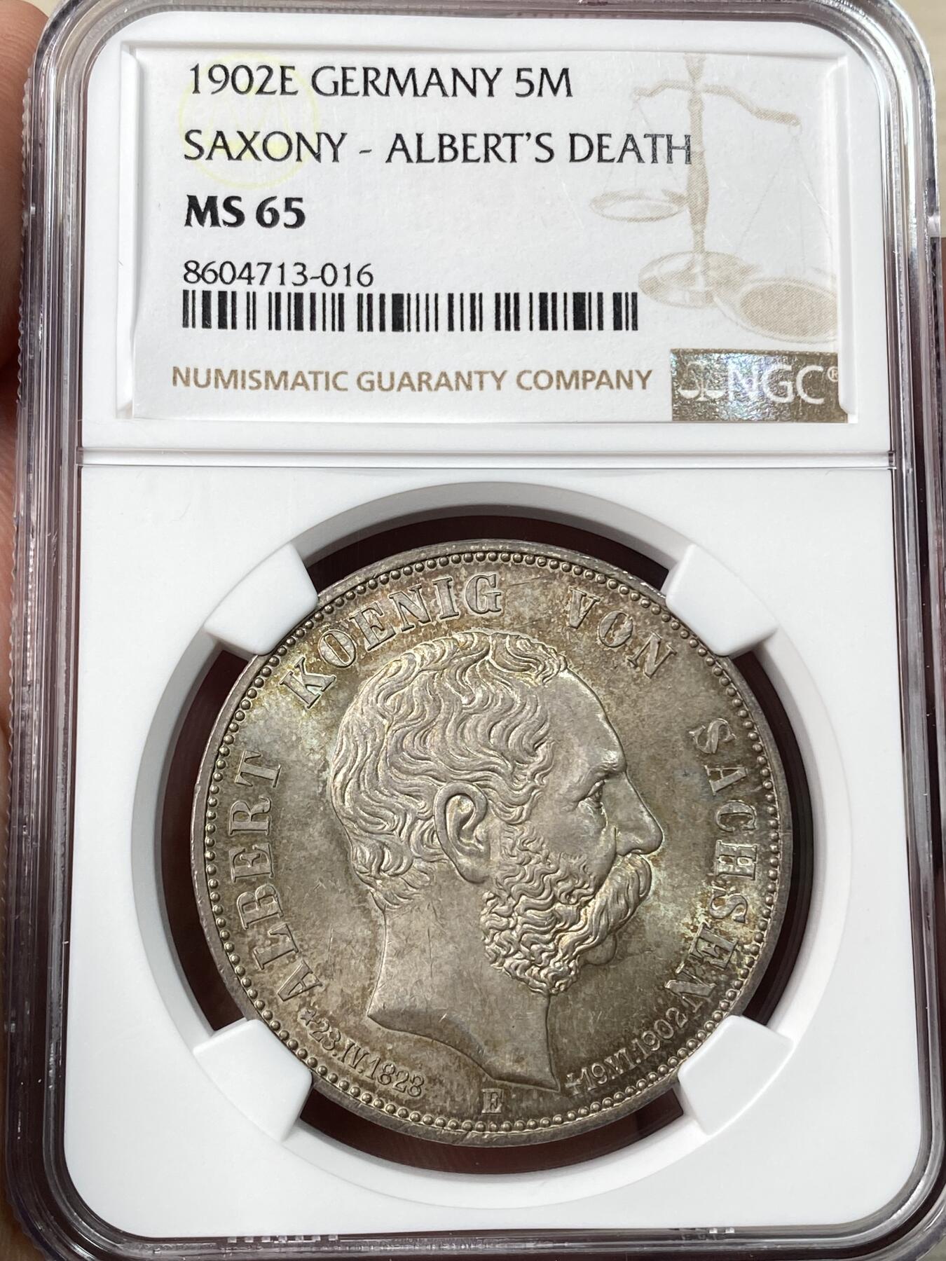 万国钱币拍卖第057期（万国冬季大拍） NGC MS65 1902年德国萨克森阿尔伯特逝世纪念长翅5马克 欧陆五彩丝绸转光