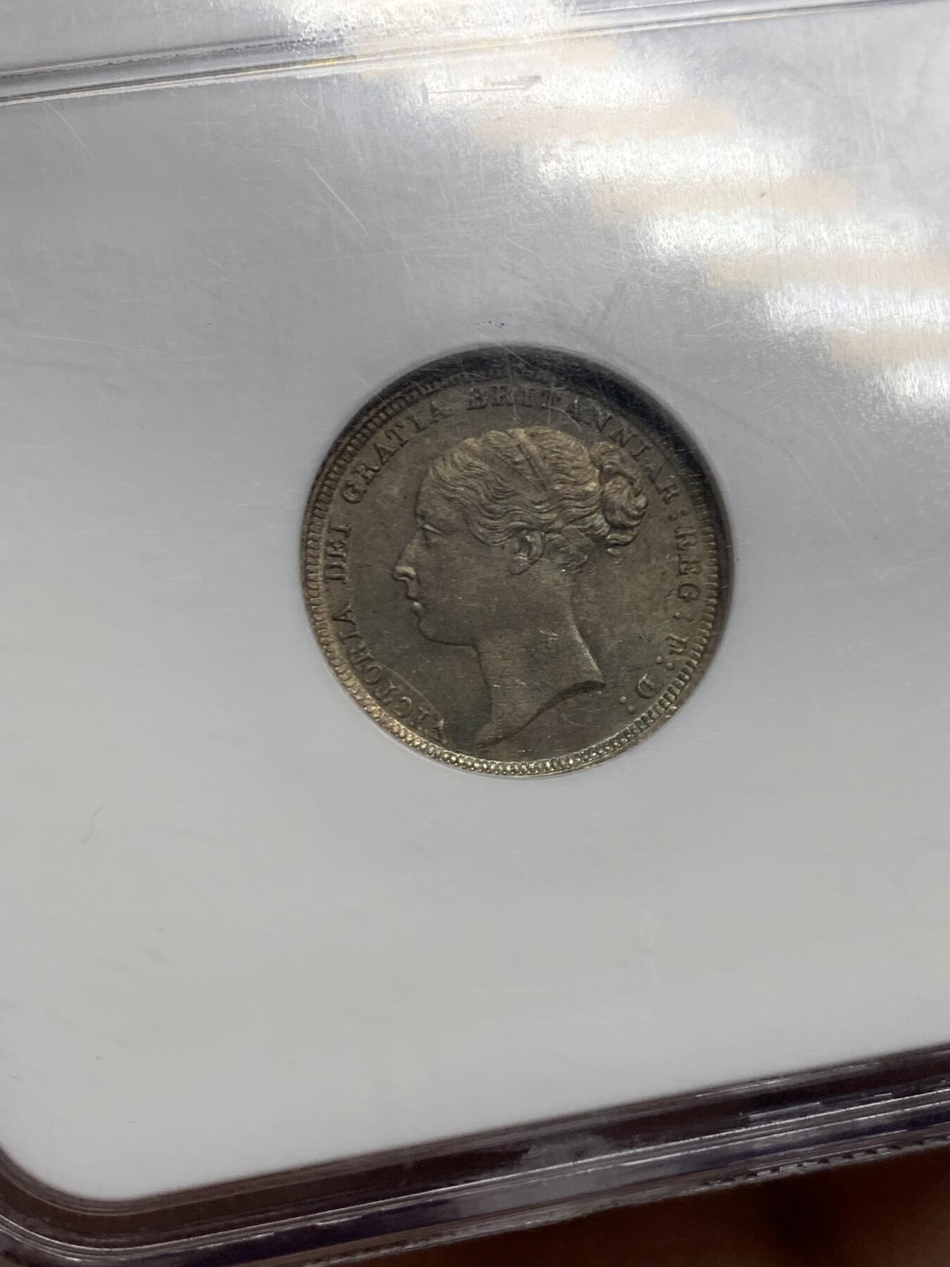 《竞宝斋》第447场 周日，周一，2场连拍 （全场包邮） NGC MS64 英国1884年维多利亚6便士银币，老白盒品质好，原味英伦包浆。