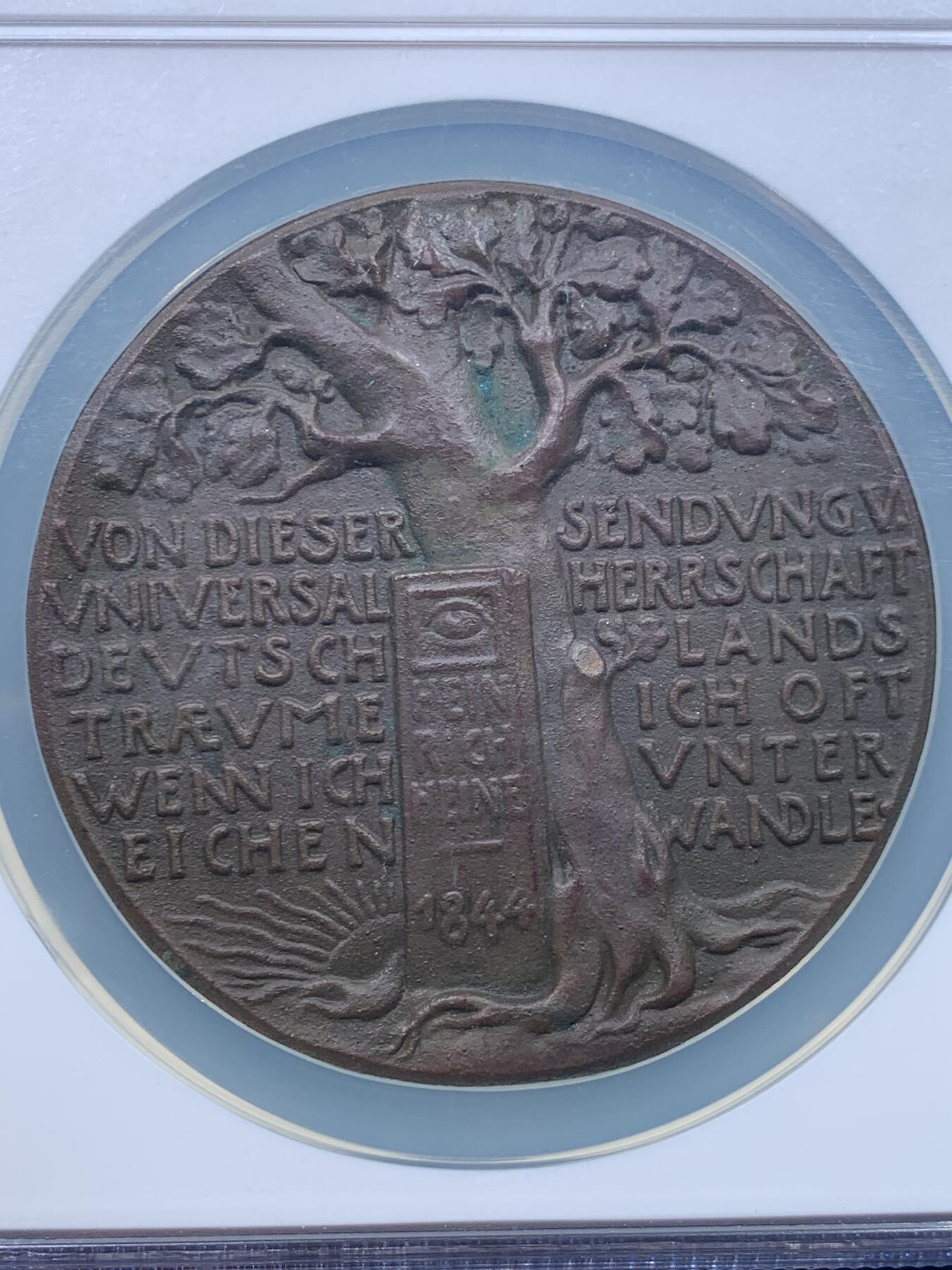 《竞宝斋》第447场 周日，周一，2场连拍 （全场包邮） NGC MS63 德国1918年庆祝元旦新年纪念大铜章 卡尔哥茨名家作品 此时距一战开战已第三个年头，背面书：整个欧洲，整个世界，整个世界都将成为德国！第二年德国战败投降在法国凡尔赛的一节火车车厢内签订著名的《凡尔赛合约》。加大加厚盒