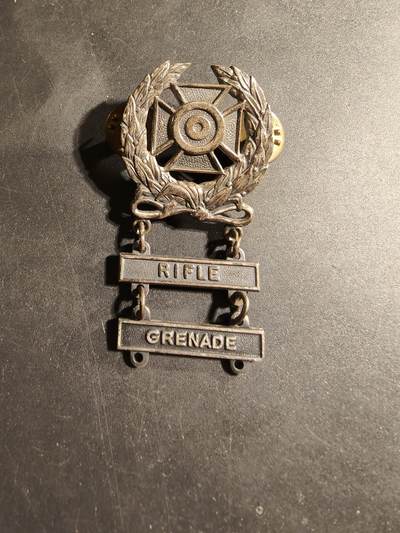 老王徽章第169期 - 美国步兵神射手技能章     步枪、榴弹双勋条      包银材质